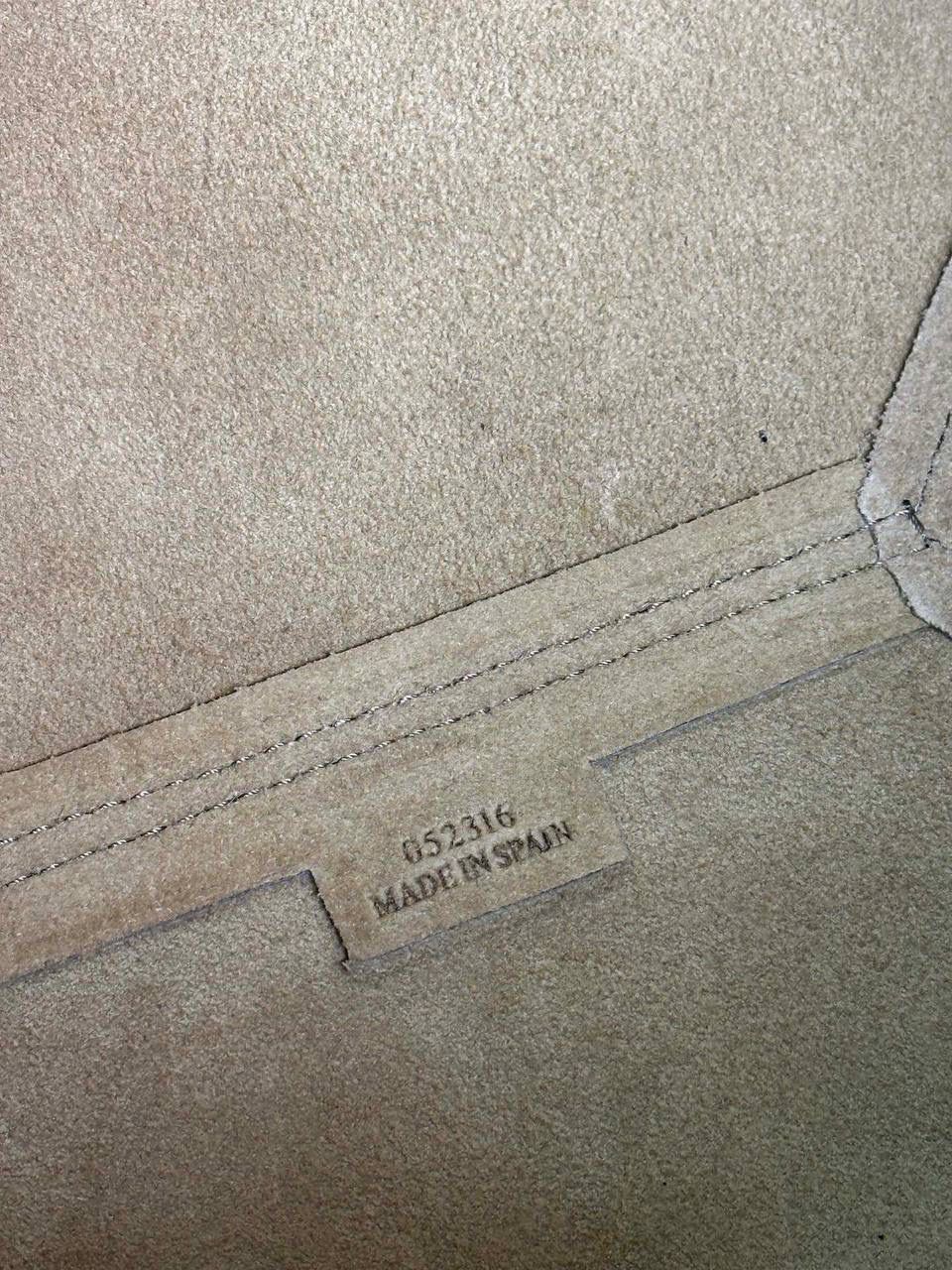 *中号𝐏𝐮𝐳𝐳𝐥𝐞 𝐅𝐨𝐥𝐝折叠手袋👜* ——全新【𝗡𝗘𝗪】升级‼️ 延续经典𝙋𝙪𝙯𝙯𝙡𝙚的标志性几何裁剪设计，新晋顶流🅰️𝙋𝙪𝙯𝙯𝙡𝙚 𝙁𝙤𝙡𝙚 𝙏𝙤𝙩𝙚以折纸包为灵感，升级成🉑完全折叠‼️的结构，立体与平面任意切换，出差旅行🧳必备单品。小牛皮材质轻且柔软，𝐌𝐢𝐧𝐢尺寸搭配一条可拆卸式肩带，手提，肩背，斜挎多样化背法✨ 尺寸：𝟐𝟓.𝟓-𝟏𝟒.𝟓-𝟑𝟏.𝟓𝐜𝐦 款号：052316