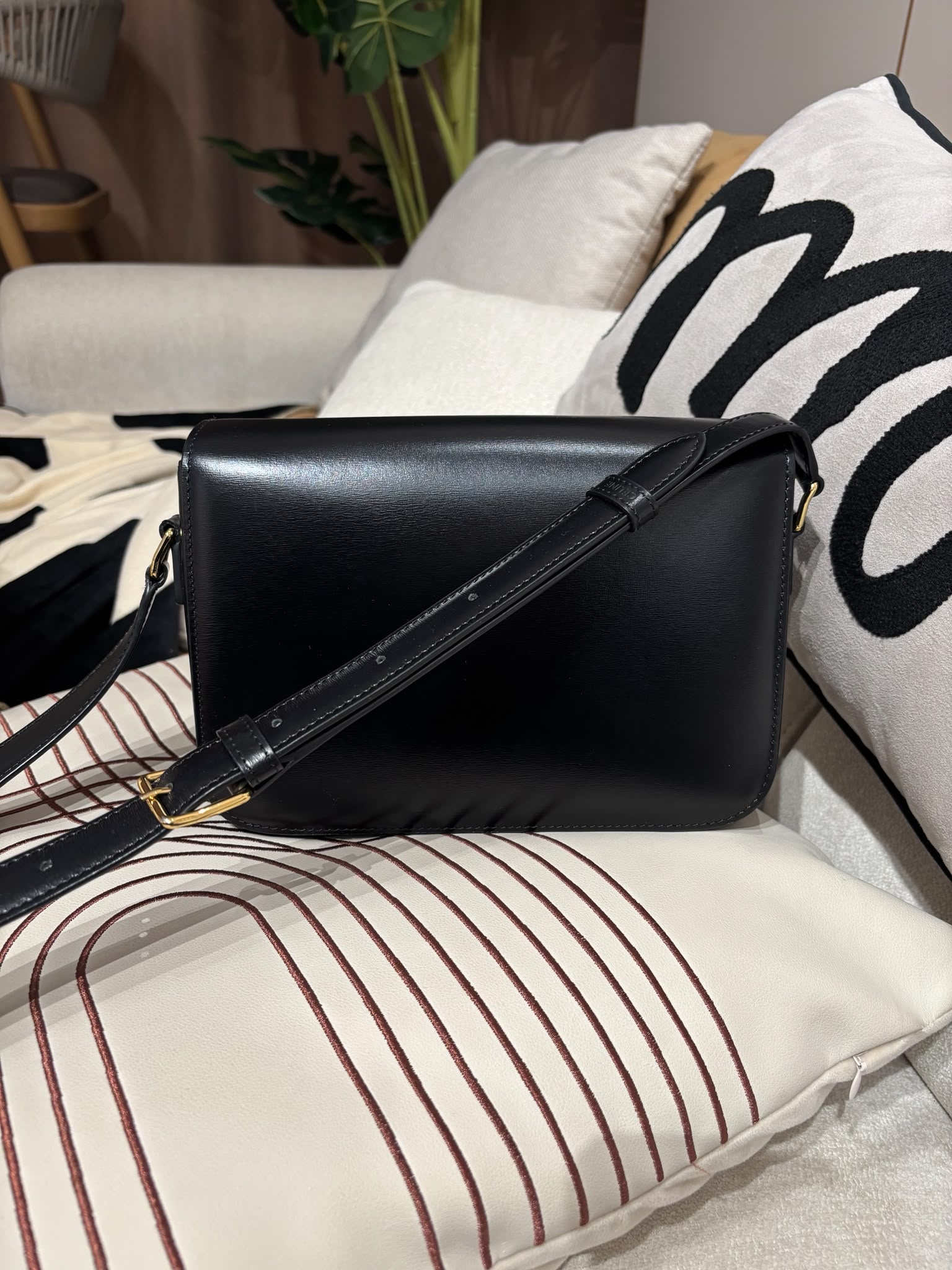Celine CLASSIQUE TRIOMPHE 黑金凱旋門 box medium flap bag 22x15.5x6cm 100%Authentic ,95%new  ✅tap booklet ✅dust bag✅box  專門店售價$32,000✨📣