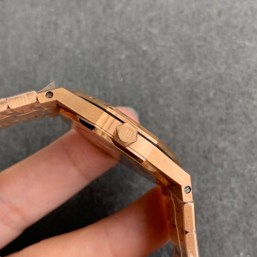 🚀连专柜都很难买的AP女款到货啦！皇家橡树系列中的女士腕表，其官方型号为67651ST.ZZ.1261ST.01，皇家 橡树系列独有的八角形外观还拥有a p独特的设计风格也将女士优雅风格融入其中，深受女士们的爱戴，即使只有33毫米的小尺寸，也将爱，，彼独有的纯净美感与刚毅线条展现的淋漓尽致。 而镶满钻石的表圈也为佩戴的女士增添了更多的柔美。搭载瑞士石英机芯、拥有实用的日历显示功能‼️