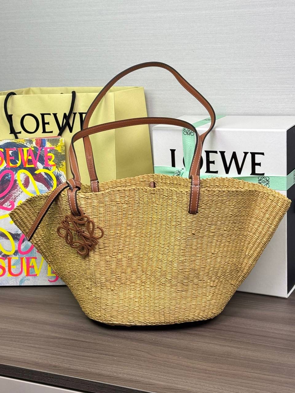 🎈最新进口贝壳草编包到货✅ 尺寸：𝟮𝟮-𝟰𝟴-𝟰𝟮𝗰𝗺 编码：652128【配防尘袋，没有盒子】 ❤️最新进口天然贝壳草编包，轻盈透气，凉快随性。超大容量设计，轻松装下日常必需品。手提肩带采用进口西班牙小牛皮制作，正面装饰品牌标志性𝗟𝗢𝗘𝗪𝗘标识，夏日度假出行穿搭必备，轻松营造一种自然高级的时髦感。 （下单须知：‼️由于天然纤维材料特别，日照时间长短不同，颜色会略有变化，纯手工制作，每个包的尺寸也会所不同‼️，完美主义者慎入‼️）