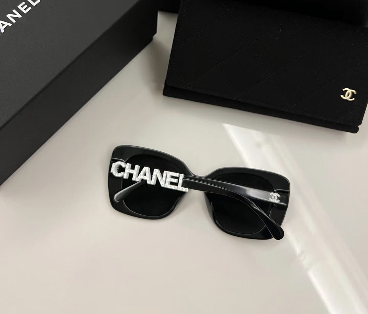 現貨✨🫶🏻熱賣款🪩Chanel 白色小閃石太陽眼鏡