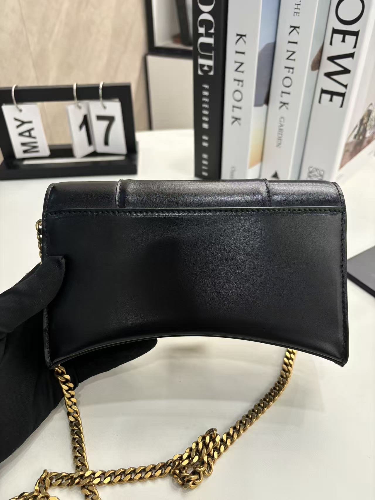 【預訂貨品】巴黎世家黑金沙漏包