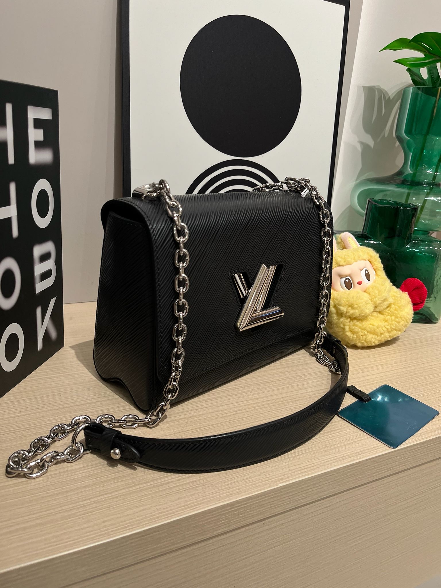 Lv twist mm epi M21110  100%Authentic ,98%new ✅mirror✅dust bag 專門店售價💰 $39,000  