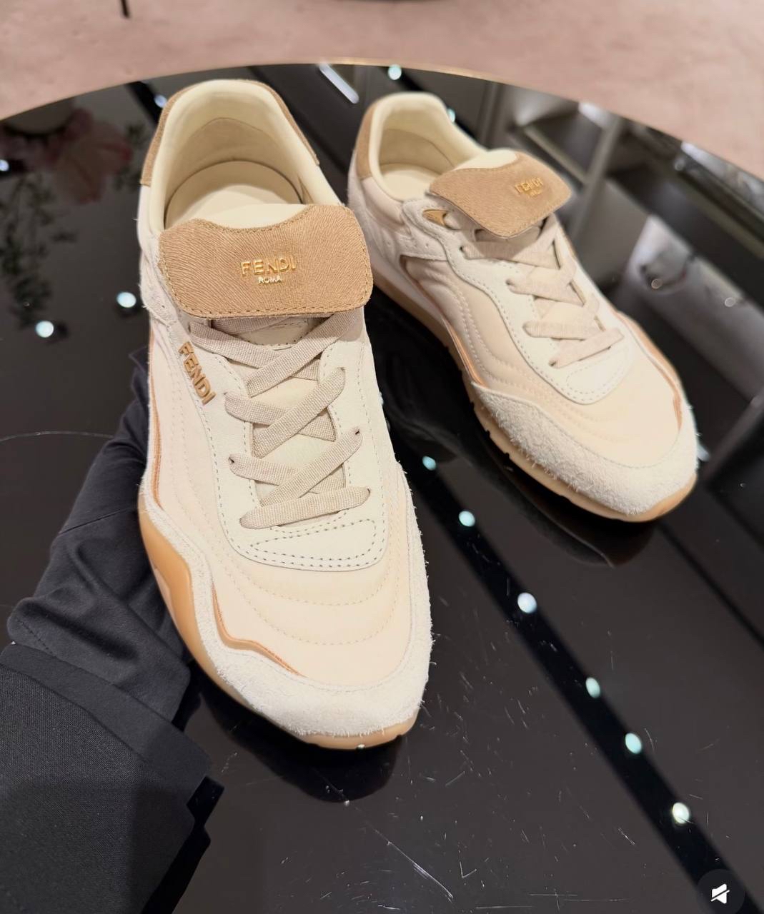 限時優惠✨訂貨🍒Fendi Wave sneaker  Size 35-37.5/38.5/39/40