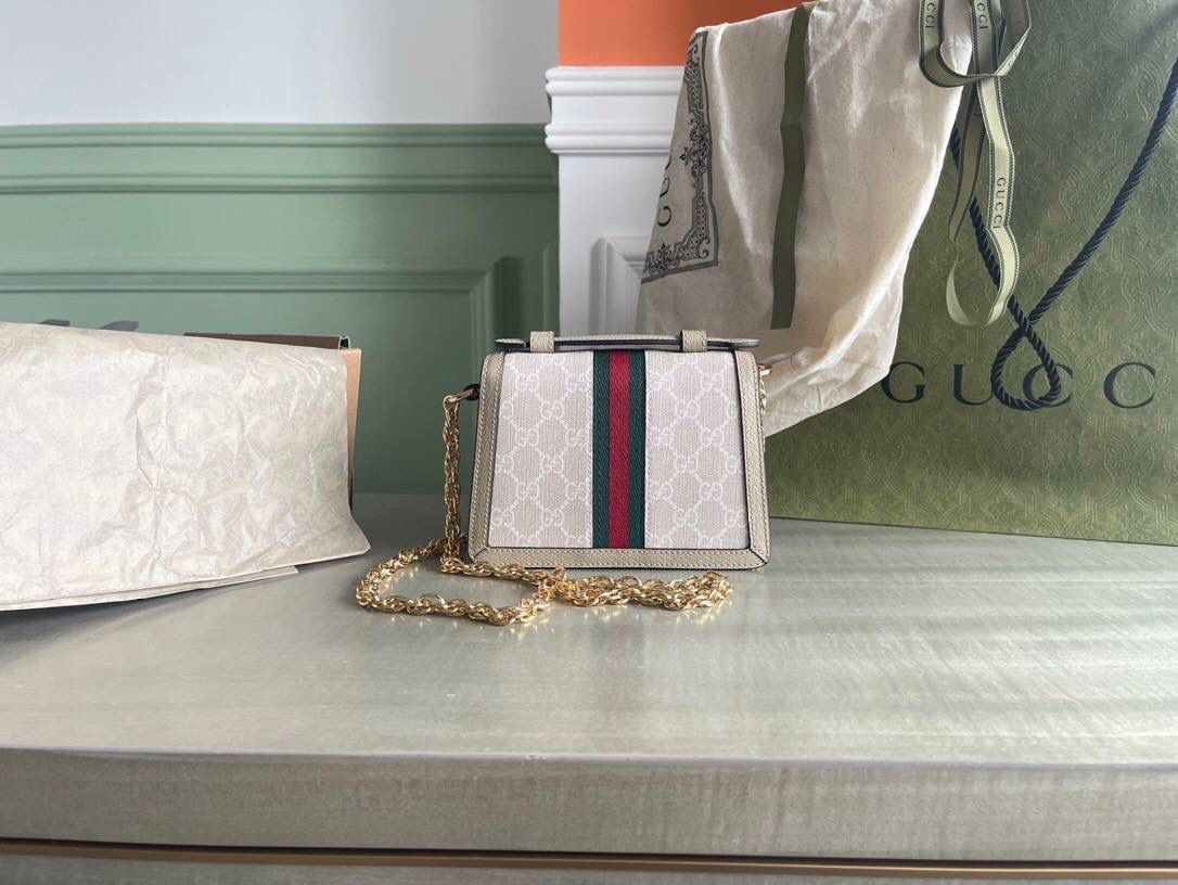 独家特级正品 g696180：尺寸：17.5136cm!全新时装系列用色彩讲述动人的故事。gg supreme帆布是品牌的一款代表性面料，其灵感源自30年代的典藏设计。经典米色和乌木色设计经焕新演绎后，呈现为米色和白色的清新组合。🔥🔥