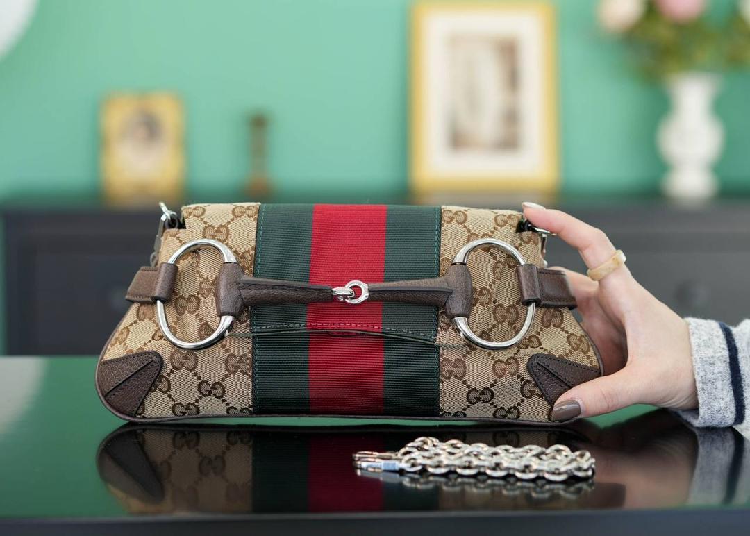 👜Gucci Horsebit Chain小号肩背包 27cm💕 GG 2023走秀款 复古的设计加上显眼的马衔扣 时髦感瞬间提升,配色超高级，复古感拉满 这款链条包简直是女主包的代表 它的设计既简约又不失个性， 着实有点酷飒的腔调，感觉置身03年的秀场！ 多种背法出街，百搭有格调！ 官方款号 764339 尺寸：11.5x27x5cm