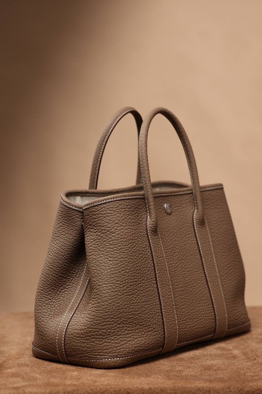 Hermes 爱马仕 Garden Party 30 大象灰花园包👜✨ 尺寸：30*20*13cm 花园包独家渠道货，独家欧洲原厂皮原厂五金组装ZP尾单货，独一无二的天花板渠道货 面料是采用法国原厂的Togo皮，纹路清晰，颗粒感饱满，手感细腻，扑鼻而来的香味，爱不释手 版型真的是决绝子 喜欢大包的就入手吧 😍🤟🏻