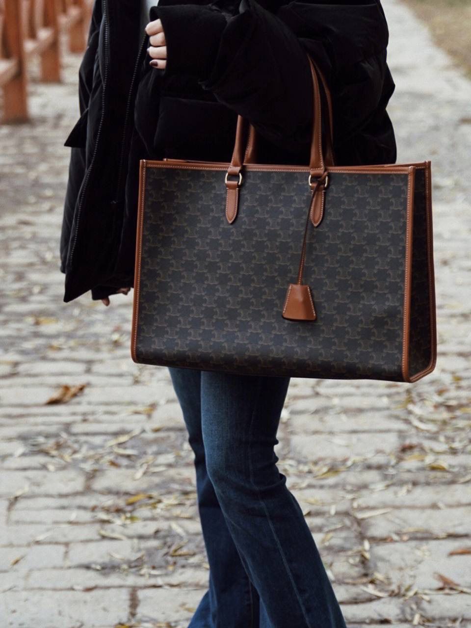 🔥大货实拍图 𝗖𝗘𝗟𝗜𝗡𝗘 ♥ 𝗖𝗔𝗕𝗔𝗦 𝗧𝗢𝗧𝗘大号 型号：197912 大号尺寸：43*30*10cm 小号尺寸：35*22*7cm 𝘾𝙀𝙇𝙄𝙉𝙀 𝟐𝟎𝟐𝟐秋冬新款～老花帆布cabas真的是大号包中的战斗机！耐刮擦，轻便，容量大，装电脑不在话下！更加感人的是袋口有暗扣，安全感满满，日常出门使用都很合适，职场女性和宝妈就更加不能错过啦！