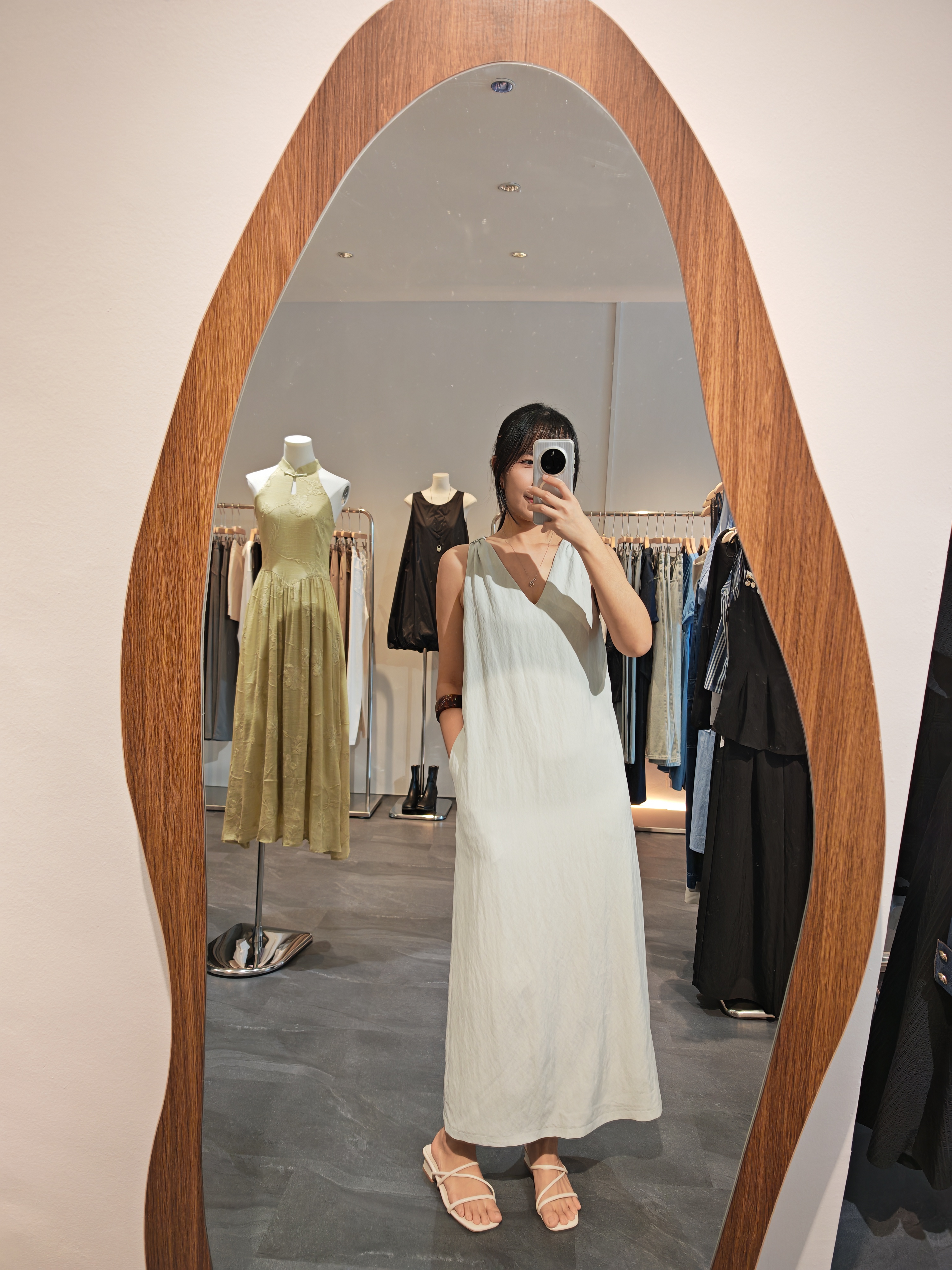 浅绿交叉背连衣裙