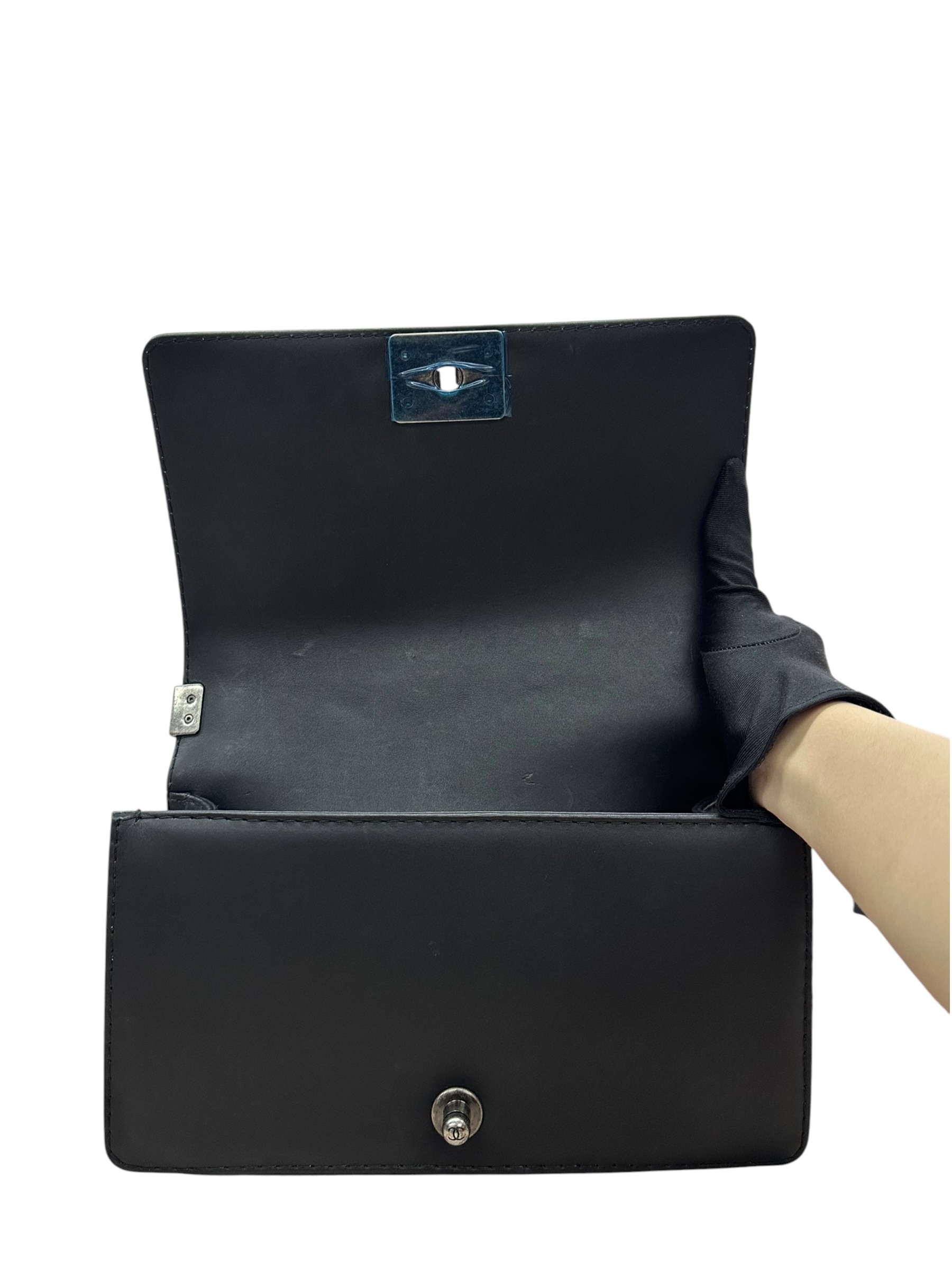 Pre-owned Chanel Boy 25 Handbag Calfskin / Product Code: 082102