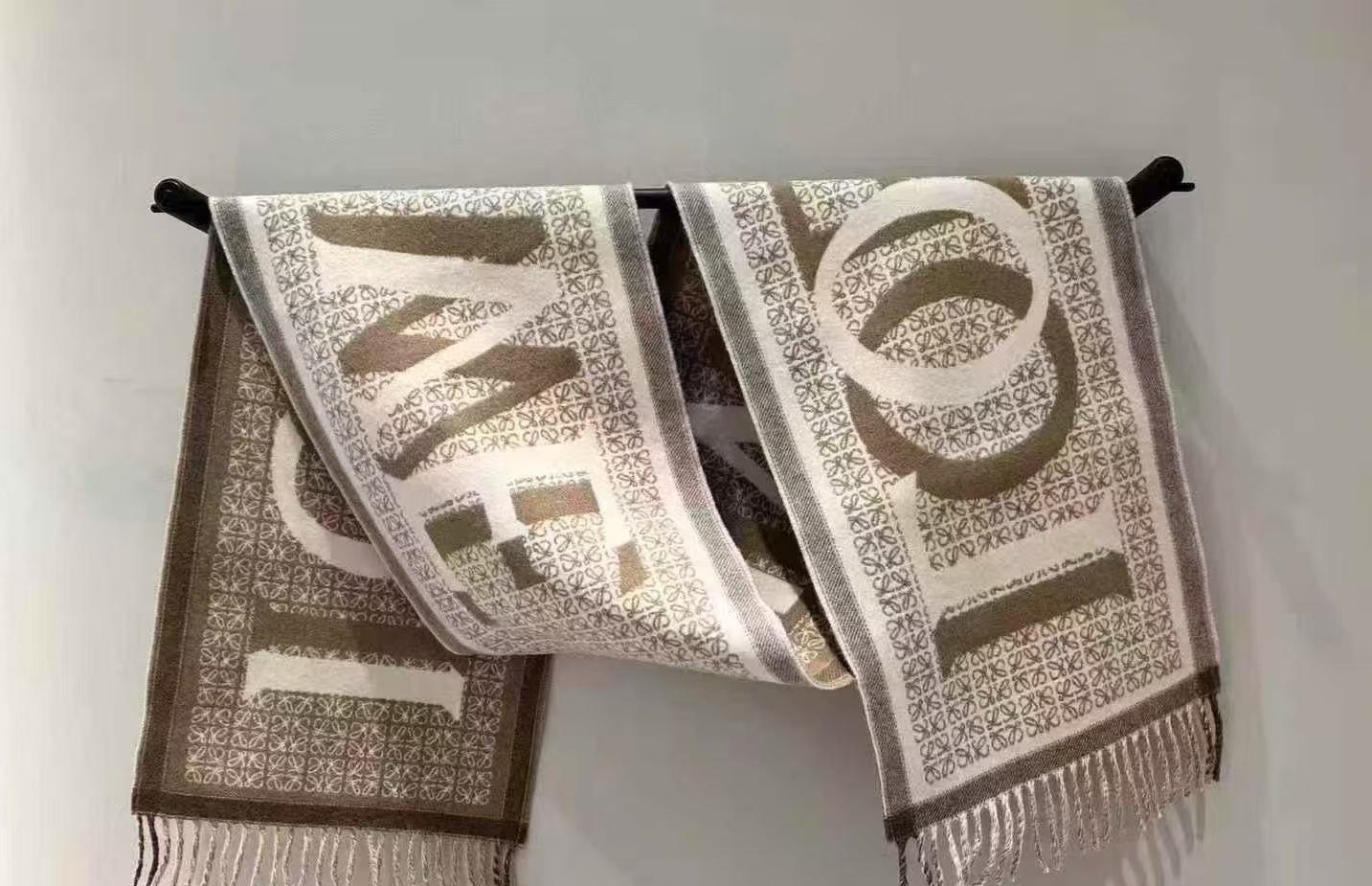 預購 Loewe 🧣🧣折扣款 字母羊毛圍巾