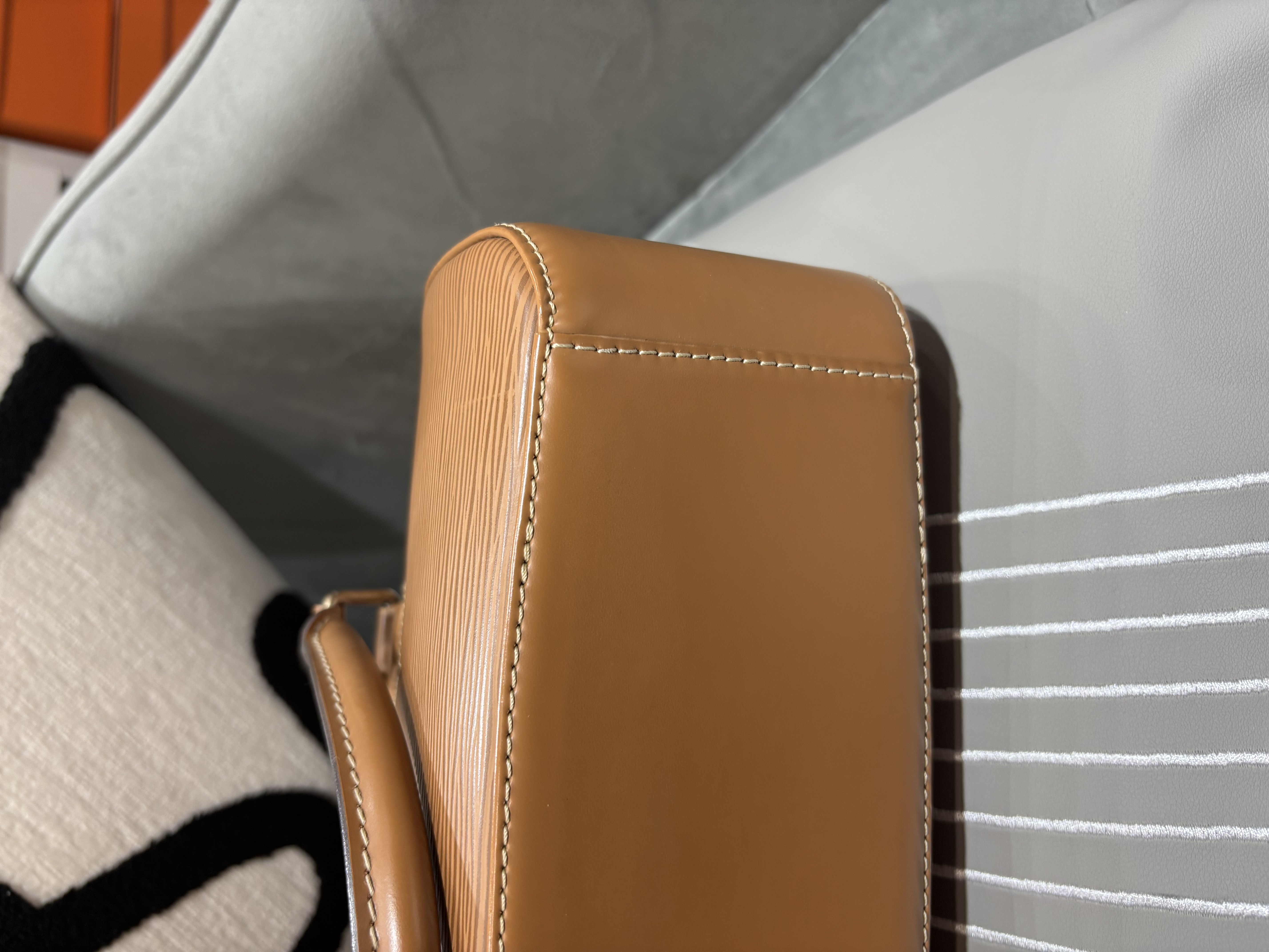 Lv Jasmine handbag epi leather 100%Authentic, 95%new