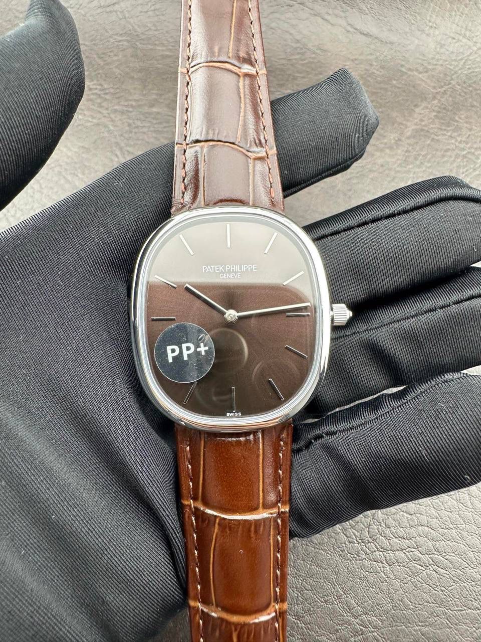 PP➕ Factory2025新品首发｜百达5738系列 68克配重版 复刻经典，更胜经典——GOLDEN ELLIPSE 黄金椭圆腕表重磅登场！ ✅ 黄金分割美学重塑：遵循1:1.6181经典比例，34.5MM×39.5MM椭圆表径搭配7.7MM纤薄厚度，复刻古典韵味与佩戴舒适度。 ✅ 316L精钢表壳：介于圆形与矩形之间的别致椭圆轮廓，还原原版线条张力，质感细腻出众。 ✅ 3D立体云贝母表盘：专属浮雕打印工艺，折射神秘深邃光泽，告别市面暗淡平庸款，上手自带高光。 ✅ 定制进口小牛皮表带：21X16尺寸对版原配，搭配同型椭圆表扣，与表壳设计遥相呼应，贴合手腕更显格调。 ✅ 9015精准机芯：走时稳定精准，兼顾实用性与耐用性，日常佩戴无压力。 PP➕不做“远观款”，只为呈现最接近原版的真实佩戴体验——从细节质感 to 上手触感，每一处都经得起近距离审视，让经典韵味在腕间完美延续！