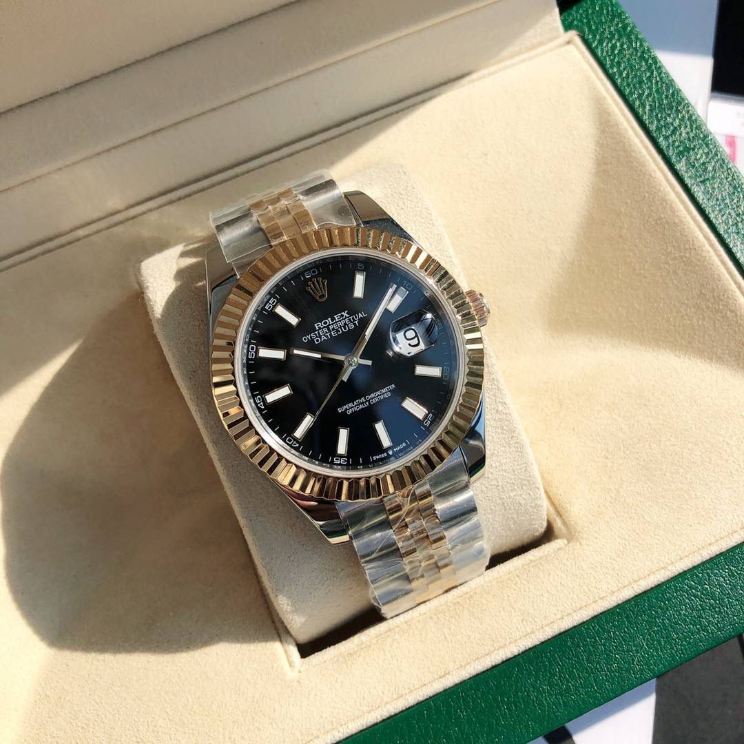 ROLEX- 劳力士日志型！男款41mm完美尺寸。女款36mm尺寸。真正的18K包真金，持GTC中国权威认证证书，百分百真金可验可查询！ 表壳采用劳力士特有的黄金钢（904L不锈钢和18K黄金的组合）材质。表冠采用三扣锁上链表冠，三扣锁上链表冠可以说是劳力士专为潜航者型研发的三重防水系统。三扣锁装置由10组不同零件组成，配置完成后仅需旋紧，即可让蚝式表壳完全密闭，坚固防护可媲美潜艇舱门。