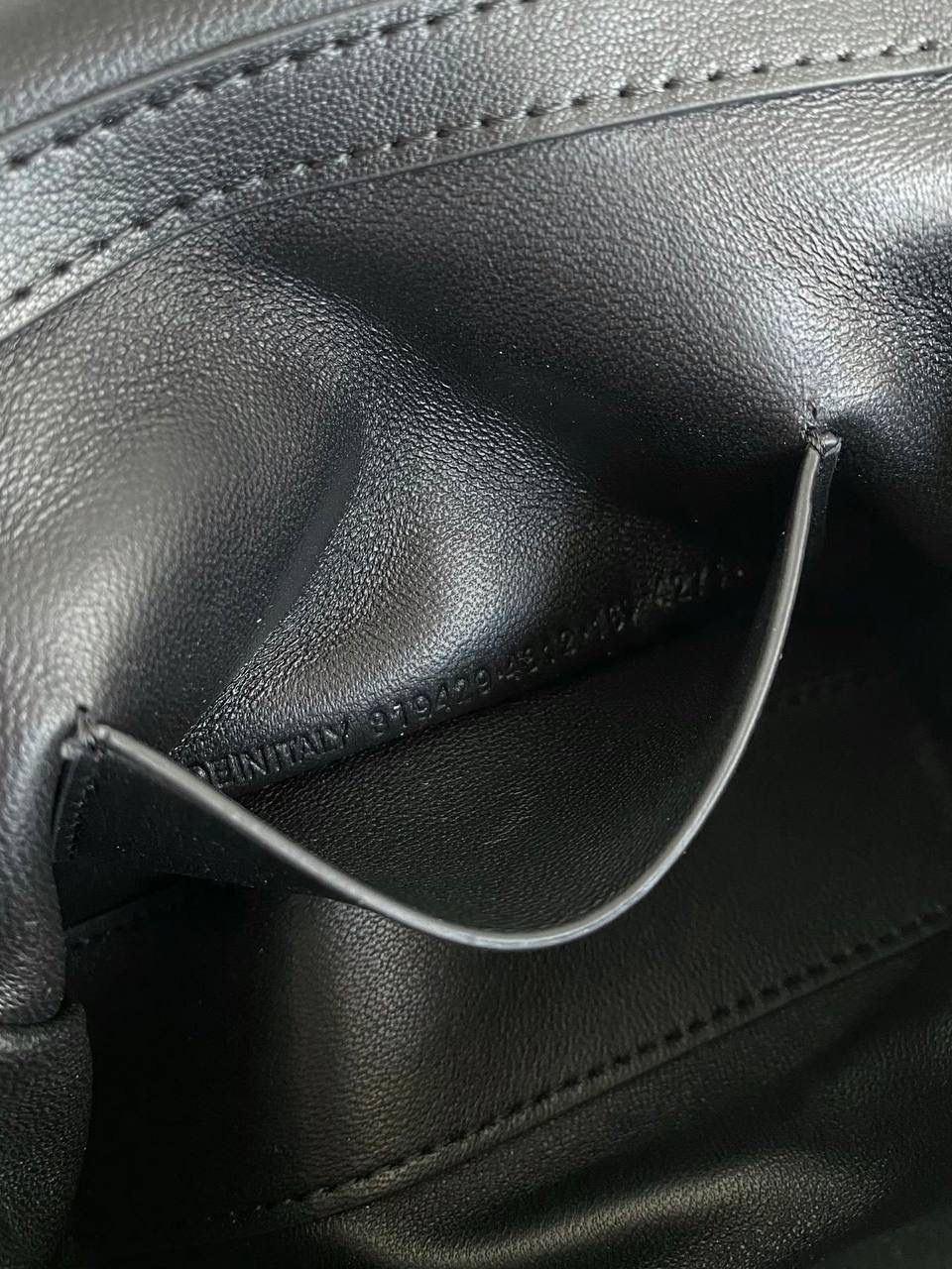 爆款🔥 ba1enciaga rodeo nano 黑色🖤 巨巨巨可爱的小rodeo 有没有拒绝不了包包变成小废包大小的姐妹！ 真的超级无敌cute，尖叫中～～ 但是，我想说的是，人家可不说小废包 它是可以装下iPhone pro的超实用mini bag📱 (plus不行哈🙅🏻‍♂️) 手提着出街就像拎着个小挂件 还有链条肩带可以肩背⛓ 家里有小千金的话 mini包还能和宝贝女儿共享🩷🩷 画面不要太治愈☺️☺️ 必须zp开发的啦，所有细节正确且对版哈！ 16×9.9×4.5cm819429m