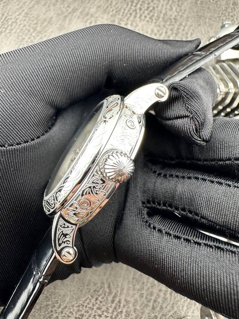 【铁划银钩 苍劲有力】高颜值新品墙裂推荐 精湛的工艺！ 年度最佳典藏之作——百达.翡丽古典超级复杂多功能 万年历功能腕表 团队历时两年多精心设计，不计成本，敢为人先，力求完美，克服重重难关，突破多层技术瓶颈，机芯型号为CH 29-535 升级版，质量稳定！ 【表带】经典意大利小牛皮表带，纹路清晰，质感好。搭配圈市面最顶级的百达翡丽灯笼表扣，通用原装无压力。 优雅的Calatrava雕花表壳极具个性，42毫米的表径适配大众男性手寸，非常商务可亦休闲。