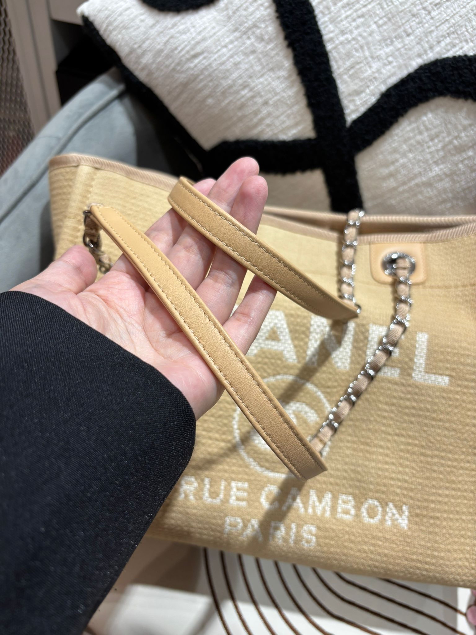 Chanel deauville tote bag with pouch 100%Authentic,98%new ✅晶片✅dust bag✅pouch 