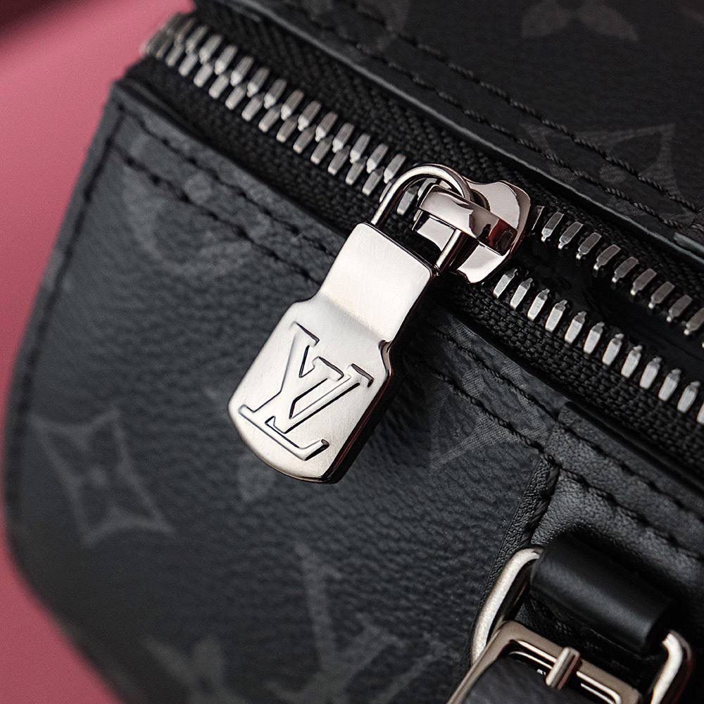 特级𝐊𝐞𝐞𝐩𝐚𝐥𝐥 𝐂𝐢𝐭𝐲👜✨ ▪️尺寸：27*17*13cm▪️ 𝕂𝕖𝕖𝕡𝕒𝕝𝕝系列一直是潮男们的最爱， 同时也是潮男们日常使用最高频率的包包🔥 尤其是黑老花色，低调又帅气十足， 男女皆可，凹造型神器！ 容纳量满足于日常使用，兼顾实用和美观，简直妥妥的无死角的设计，又酷又飒的颜值！