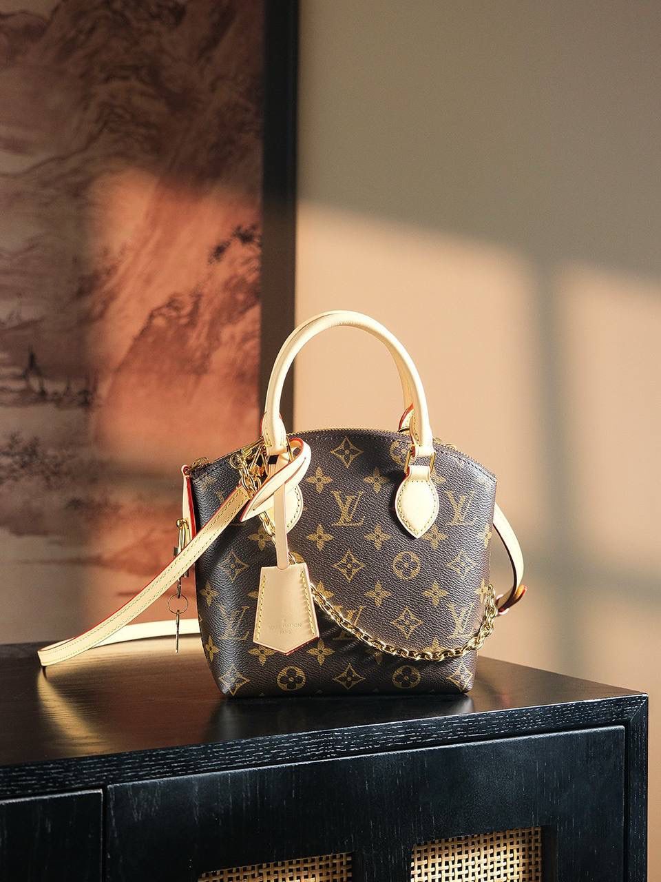 𝐋𝐎𝐂𝐊𝐈𝐓 𝐁𝐁芯片菱形跳动码系列👜✨ 当季新品复古潮流𝑳𝒐𝒄𝒌𝒊𝒕 𝒃𝒃系列，复古味十足配备上灵魂多变的背法✔️ 依旧是采用经典老花面料搭配上弧形上缘以及椭圆形饰边，完美呈现出现代化时尚与复古的完美结合。 小巧的包身，却能满足日常容纳需求，一包多用法，让你在使用过程种感受到它满满的高级感，真的是好用到哭✔️ 五金材质：厚镀纯钢五金 皮料材质：法国原厂皮面料【芯片版】 尺寸详情：𝟏𝟗*𝟕*𝟏𝟓𝐜𝐦