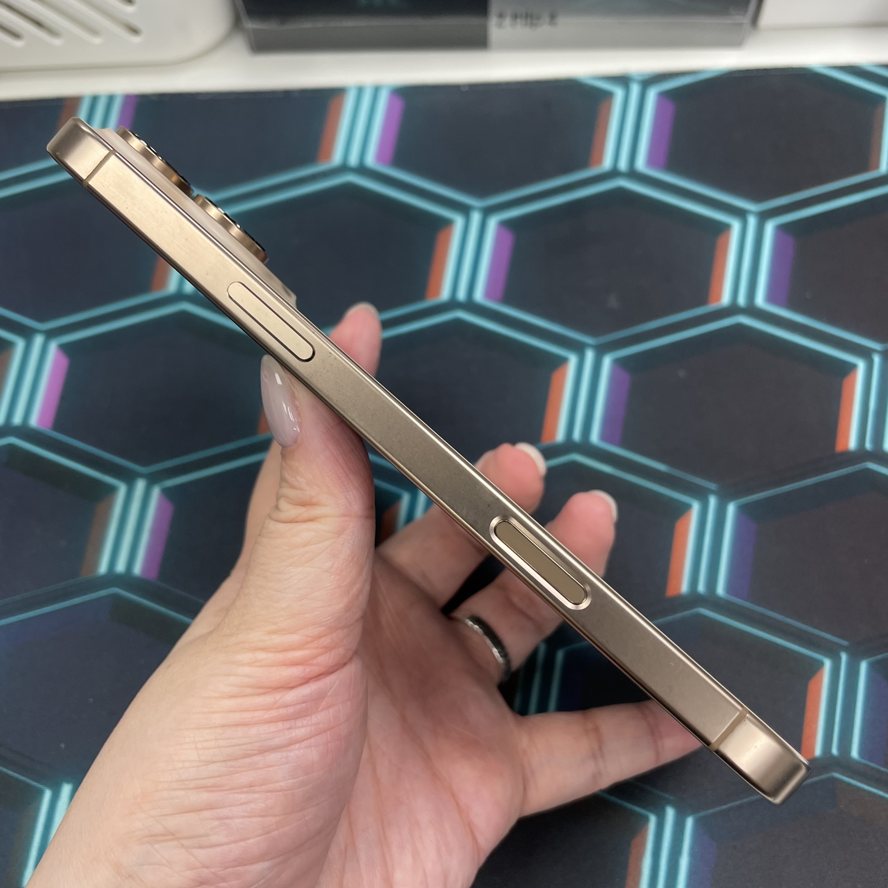 *6470 16 pro max 完美機 256GB 電95 沙色 gold