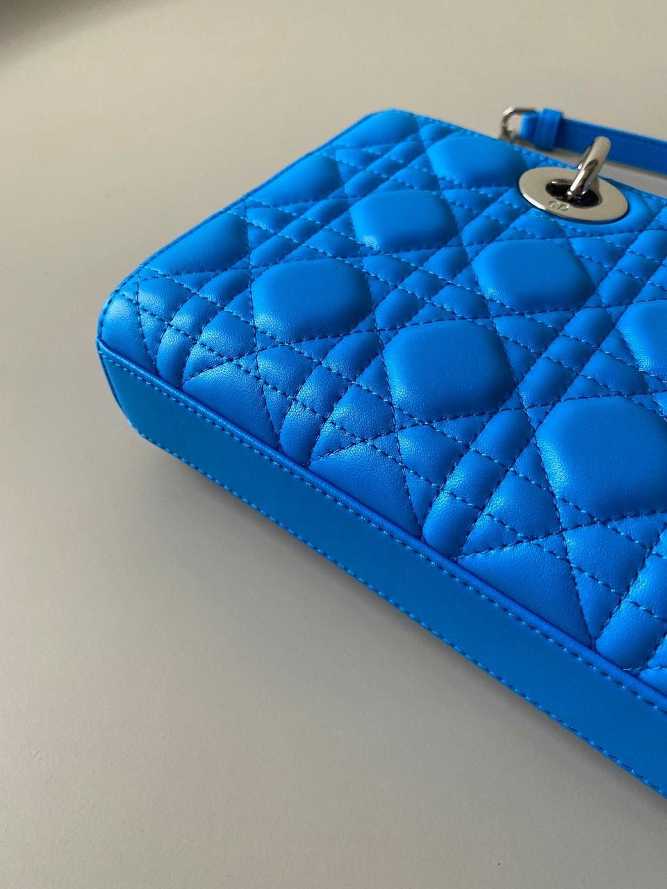 电光蓝中号💙💙 𝗗𝗶𝗼𝗿 𝗗-𝗝𝗼𝘆 𝗯𝗮𝗴羊皮新色 时尚果然就是轮回，回归了一把中古戴妃 长方包形，短链条➕细长肩带直接封神！！ 复古时髦感超强，真是什么场合都可以把住 绝对是lady中的天花板了，强势出圈啦姐妹们🤩 26 x 13.5 x 5cm