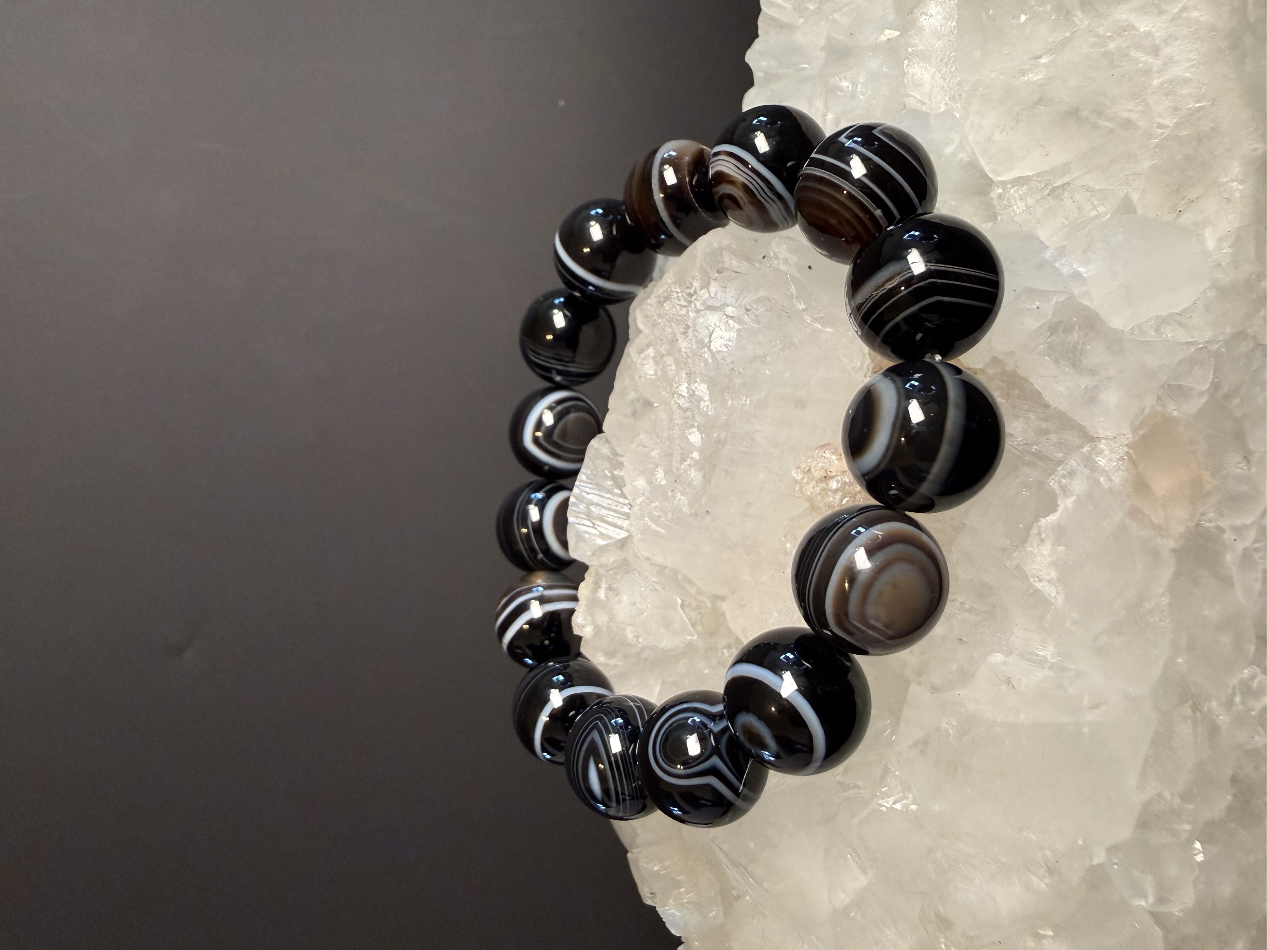 白紋黑瑪瑙手串｜White-Veined Black Agate Bracelet｜14mm