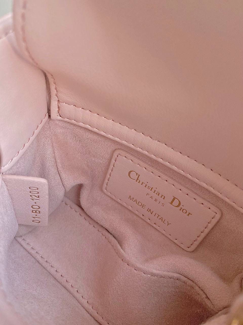 🈶胭脂粉 超迷你 𝗗𝗜𝗢𝗥 𝗺𝗶𝗰𝗿𝗼 𝗹𝗮𝗱𝘆 𝗯𝗮𝗴😍 火爆全网的最新超mini系列 天阿噜！小小只，简直太太太太可爱了！ 精致到巴掌大小，无敌治愈我这颗少女的心啊！！ size：12×10×5cm