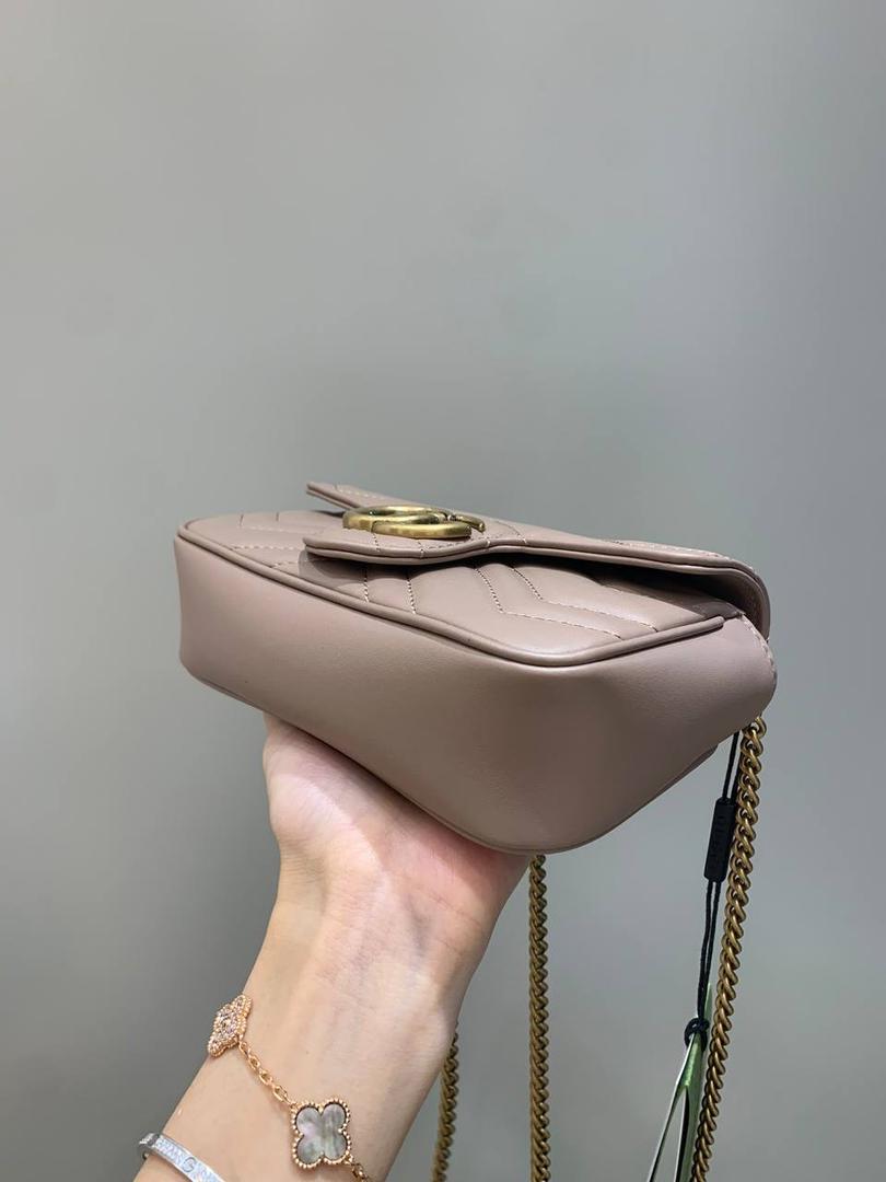 新背景实拍正品级 。经典款奶茶色16.5cm‼️ 温柔气质的颜色代表，可盐可甜，春夏四季的搭配小能手，颜色饱满度很高，皮料质感也是没得说，原厂皮材质都是很厉害的！图片拍不出他的美，实物更美‼️ 型号476433；尺寸16.5/10/4cm