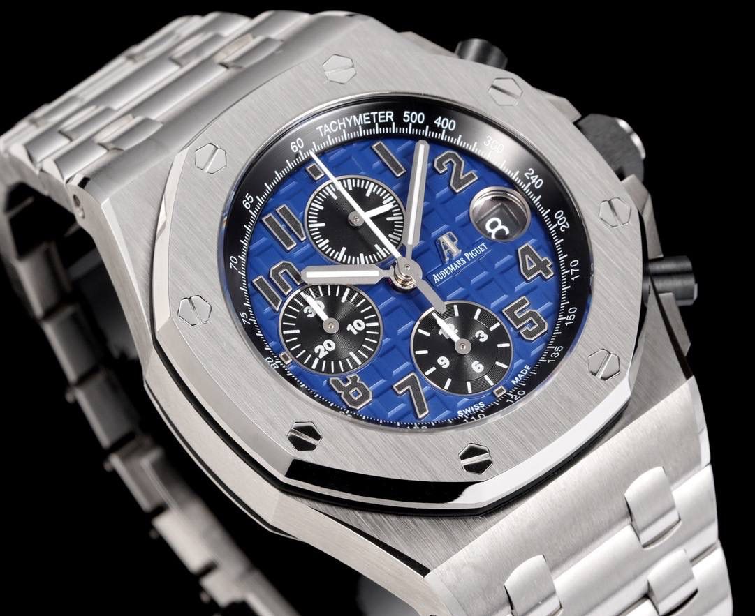 TK Factory皇家橡树离岸型26400/26238/26470系列正式登场！款式最全，做工最好的爱彼计时款腕表来了，有做工好的顶级货，廉价的小厂货就别去考虑了！ 1，机芯采用12位小秒的定制版3126计时机芯，完美还原原版所有功能。经过精密打磨，大大加强了其稳定性。 2，其中碳纤维系列表壳采用全新碳纤维复合材料——「Carbon TPT® B.4」打造，这种高科技材料比常规 Carbon TPT® 密度提高4%，纤维硬度提升15%，树脂强度提升30%，材料结构经过各项异性优化，保持轻盈同时无比坚韧，提供迄今最强的抗冲击性能。 3，字面颜色均采用目前最先进电镀技术，非几年前的简单喷漆技术。每一个巧克力格纹装饰，通过CNC级别打磨，无限接近原版。 4，同步原版搭载微微活动头粒，胶带采用进口氟橡胶材质，皮带采用美洲鳄鱼皮材质，更加耐磨耐造。