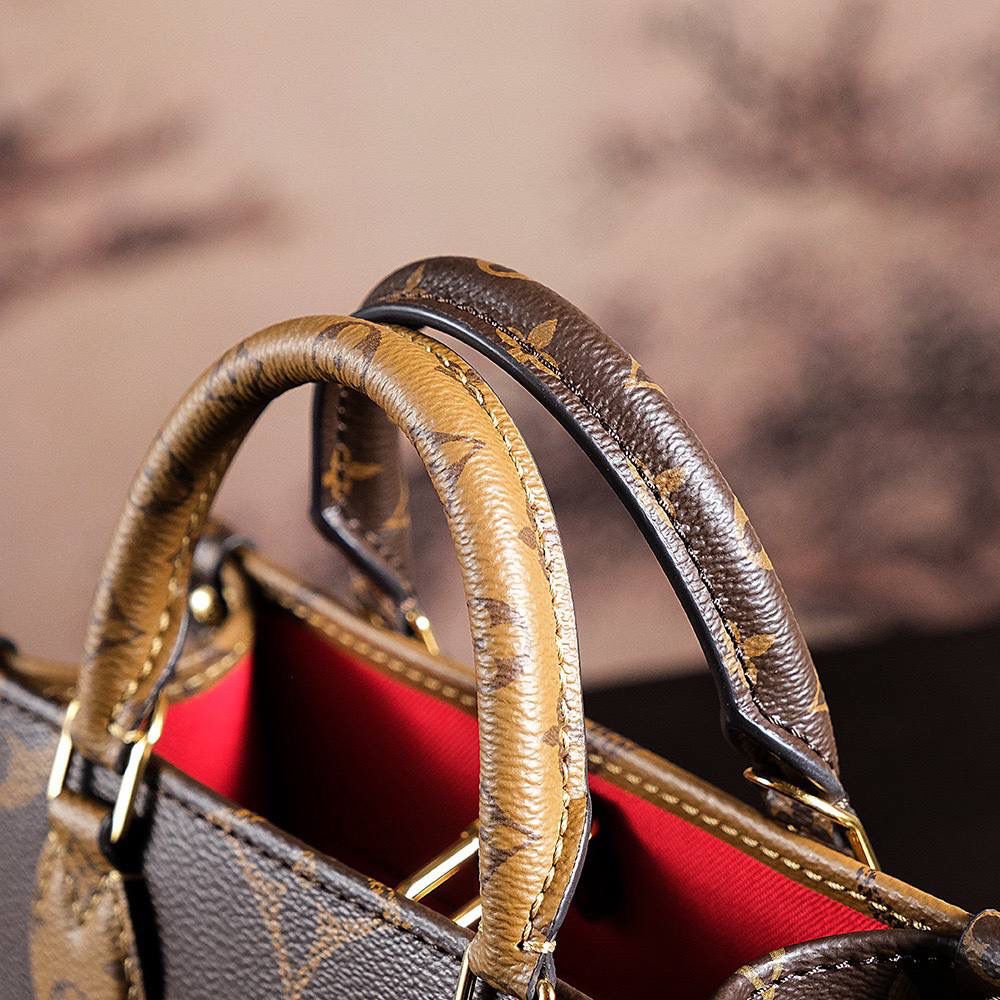 𝐎𝐍𝐓𝐇𝐄𝐆𝐎 𝐁𝐁芯片菱形跳动码迷你系列👜✨ 𝑶𝒏𝒕𝒉𝒆𝒈𝒐系列不断发展壮大， 上市之后一直处于断货王的存在〰️ 保留了原有的经典惊艳之作， 但它重新诠释出一种不同的味道， 作为小包当道的时代， 𝐌𝐢𝐧𝐢系列更加小巧可爱，颜值更胜一筹！ 同样的复古百搭爆款，独特的尺寸设计，将它再次带回时尚前沿！ 简直就是夏日的百搭神器！ 五金材质：厚镀纯钢五金 皮料材质：菱形法国原厂皮面料【芯片版】 尺寸详情：𝟏𝟖*𝟏𝟓*𝟖.𝟓𝐜𝐦