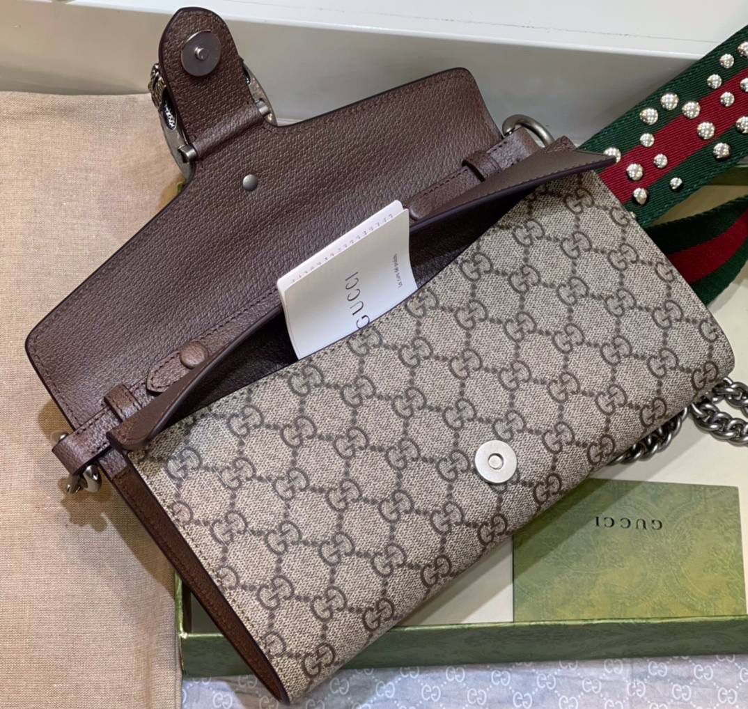 ✈️✈️✈️🔥𝐆𝐮𝐜𝐜𝐢 酒神腋下肩背包# ▪️型号 : 731782 ▪️尺寸 : 25*14*4cm 𝐷𝑖𝑜𝑛𝑦𝑠𝑢𝑠时尚单品永远少不了的酒神包又添新成员啦[耶]依然采用辨识度极高的虎头锁扣、包身小巧轻便. 经典PVC老花➕牛皮❗️搭配2条肩带 链条是现在最流行的腋下背法、最重点的红绿织带饰以饰钉“Gucci”DlY斜挎带太好看了！内部容量大、翻盖口袋双接档、还可当手包使用。