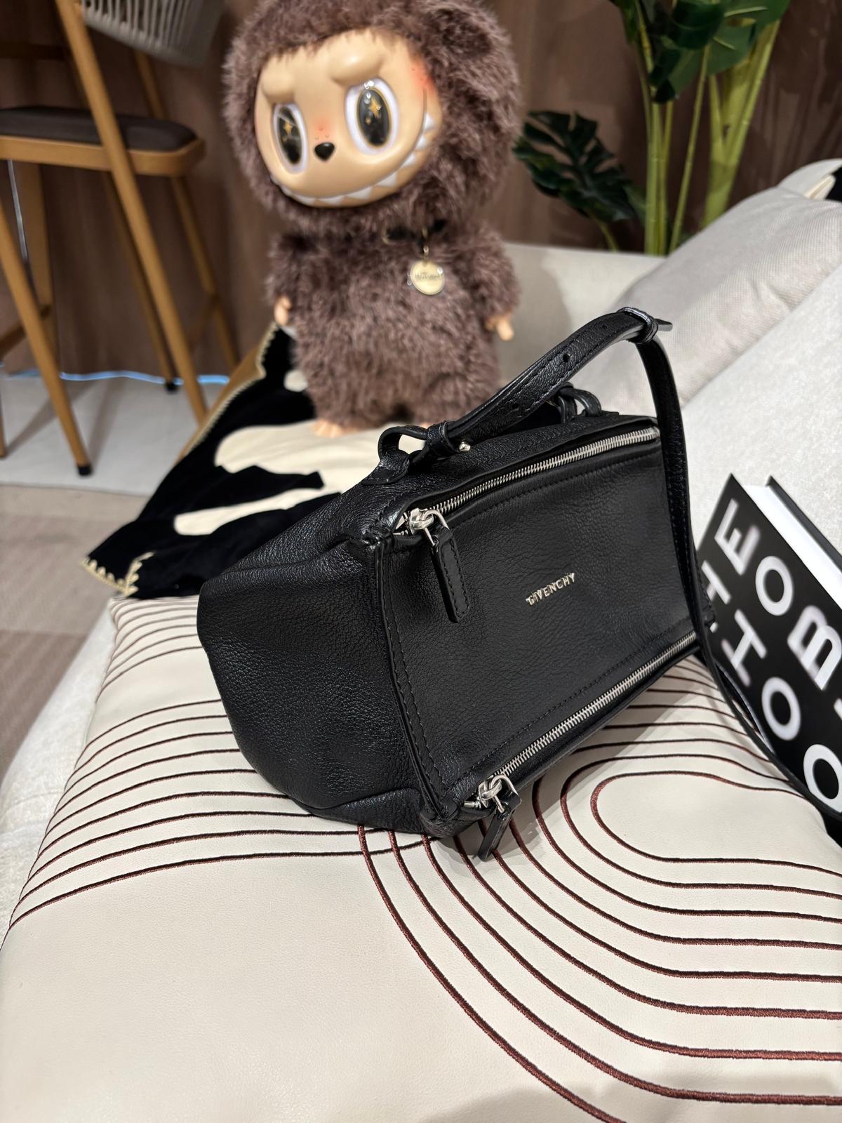 Givenchy Pandora Mini Crossbody Bag 黑色,100%Authentic,98%new