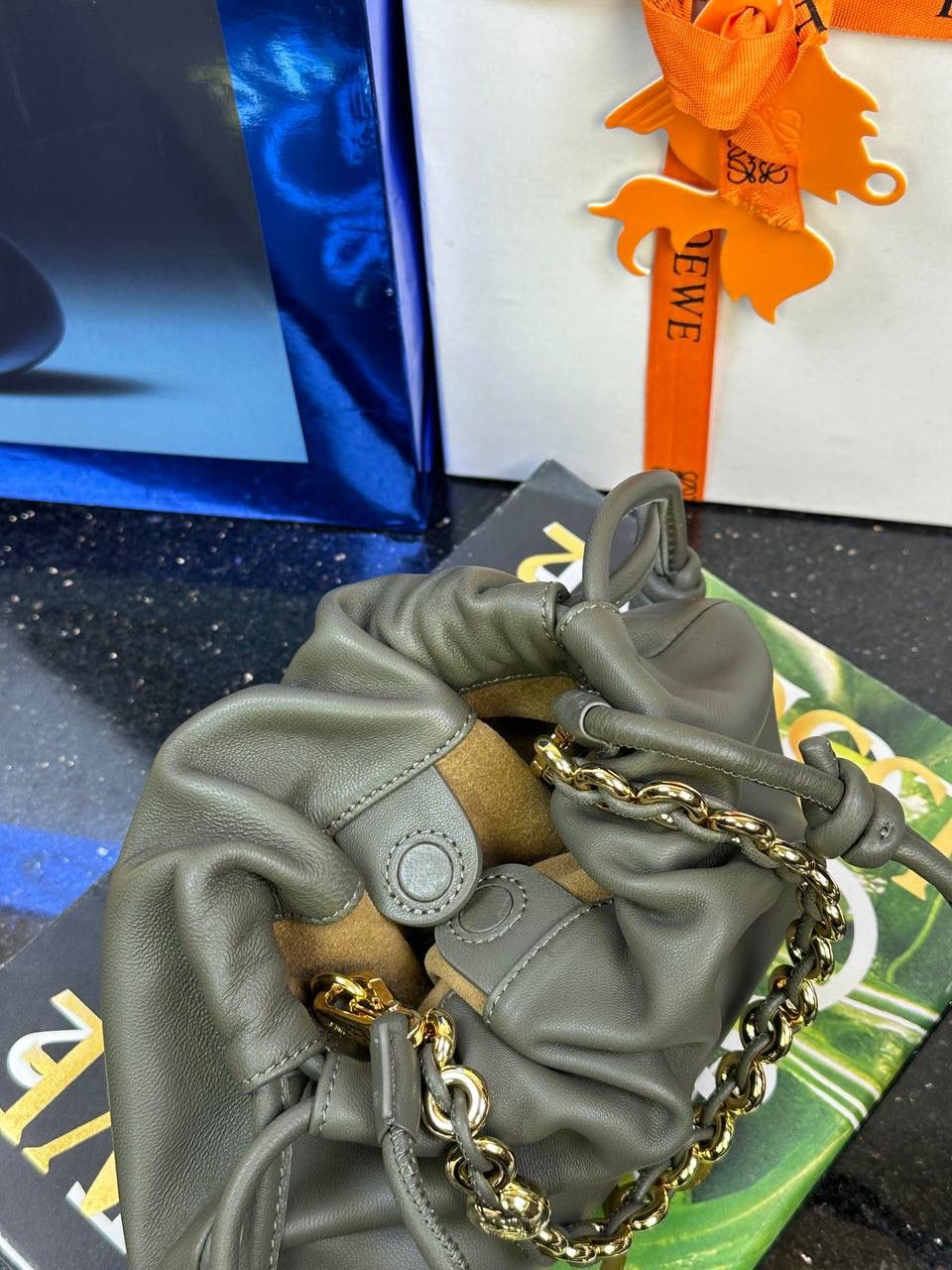 🎈迷你链条款𝙁𝙡𝙖𝙢𝙚𝙣𝙘𝙤 𝙋𝙪𝙧𝙨𝙚羊皮 ——【卡其绿】 尺寸：𝟐𝟑.𝟓-𝟓-𝟏𝟕𝐜𝐦 编码：062347 👉🏻延续福袋收缩绳褶皱设计，羊皮包身手感细腻柔软❤️ 👉🏻链条肩带➕皮肩带的双肩带设计，时尚百搭，给足了集美们多样化的选择。肩带可拆卸可调节，磁扣开合，正面烫金𝙇𝙤𝙜𝙤，呈现出高贵典雅的视觉感😍 👉🏻独家背景➕独家品质➕独家全套砖柜礼盒套装，市场高端品质皆在我手✌🏻