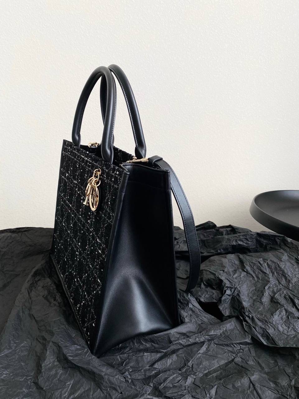 🈶粗花呢中号 𝗗𝗜𝗢𝗥 𝗯𝗼𝗼𝗸 𝘁𝗼𝘁𝗲24早春 去年12月入的原版开发面料 历经万苦反复调试好多遍，终于等到 工序繁琐多股线绣黑白粗花呢藤格纹理 真是一分钱一分货了，高成本低利润💰🥹 带着十分的诚意开发的这系列 那种低调高贵气质就很抓人，喜欢死了 我个人觉得比小香的花呢更年轻化 金色字母吊饰点缀恰到好处啊 也越来越多人爱背大包真正的无性别之分 可以背的大托特，简直不要太棒🤟🏻 36.5×28×17.5