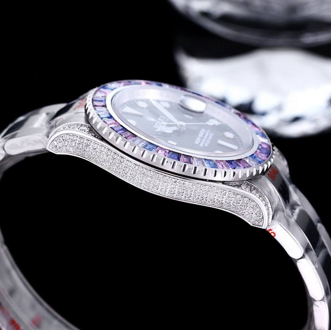 【 ROLEX 】劳力士 全球限量宝石款-游艇名仕型，美学上推迟了极限，在这款表上您可将对珠宝和瑞士腕表的喜爱合二为一。表圈、表壳、表扣都镶满施华洛世奇美钻！行走的艺术品，身份与地位的象征，气场一目了然！实物惊艳！爱不释手❤️ 【机芯】采用象征着劳力士的灵魂蓝游丝3135全自动一体机，性能极为稳定。 【表壳】腕表尺寸40mm 每一细节做到一比一完美复刻。 【表带】采用904L精钢材质锻造，表带为经典的蚝士造型、表带两边拉丝工艺中间高抛光，表扣与原装一样双重保险扣、表扣刻字清晰可见.(另附赠一条胶表带） 【镜面】蓝宝石镜面。超强夜光字面，字面颜色更细腻做出了与正品一致的视觉效果！ 🍻上手震撼尊贵非凡。您值得拥有！