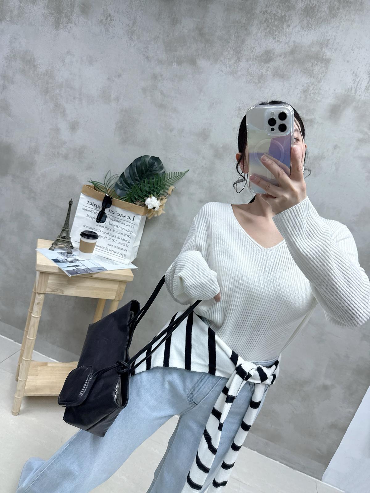 H11 V領百搭線Top