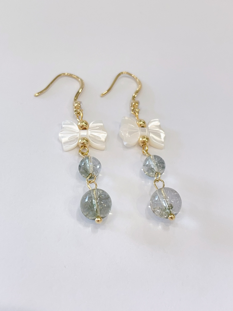 高级感蝴蝶结搭配小绿珠子耳环