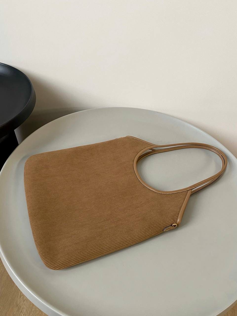 🈶肉桂色 𝗠𝗶𝘂𝗠𝗶𝘂 托特，大爆款 火爆全网miu系灯芯绒来啦！ 软绵绵质感，秋冬季的断货王！！ 它的质地厚实结实却又柔软舒适 是时尚界中不可或缺的百搭单品了 超大容量更不用多说，挺阔感满分 整体非常慵懒惬意，真的做到好看 好背 好用 35×40cm #F0110m