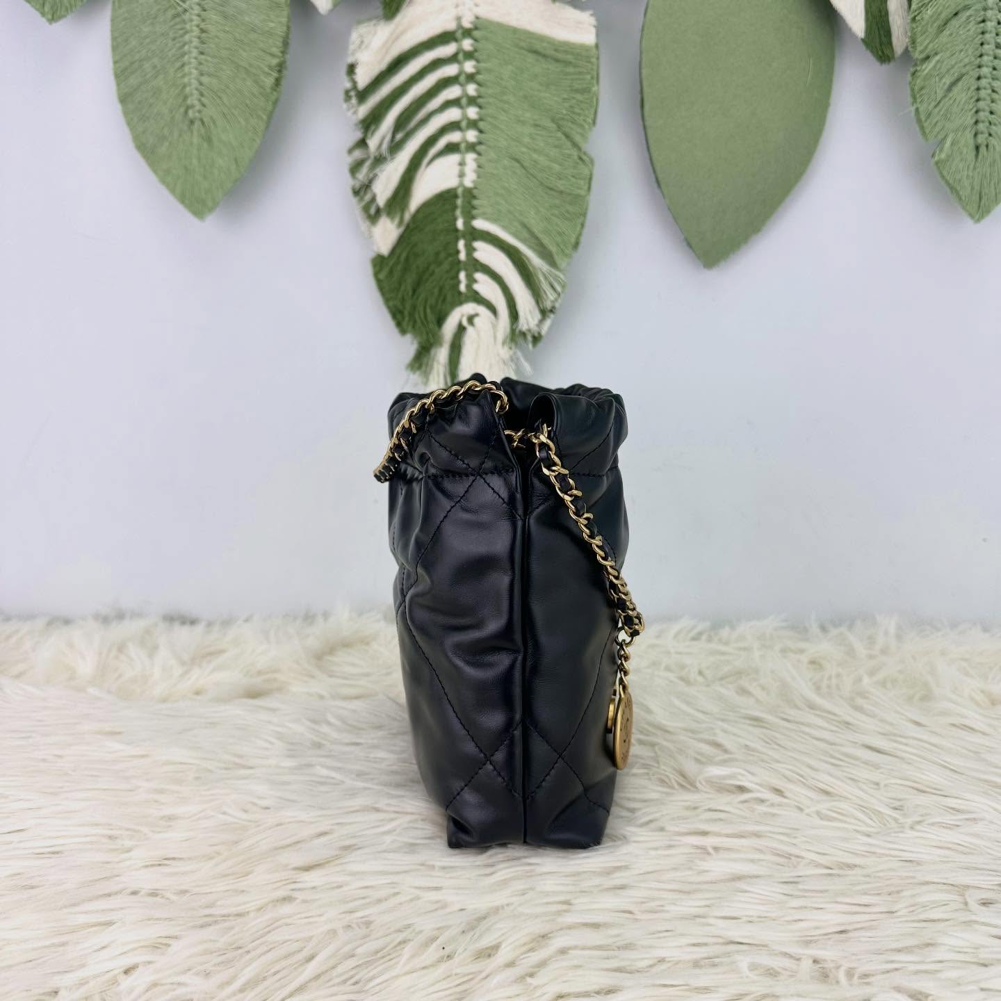 CHANEL 🤍PRE OWNED Mini 22 Bag 黑色金扣 晶片款 2023年全套有單🖤