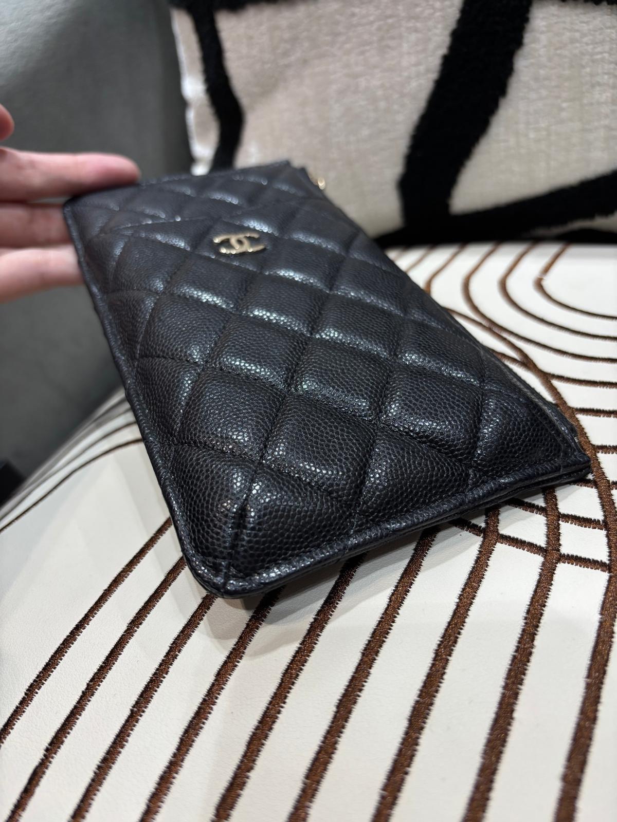 Chanel zip wallet phone pouch 黑色荔枝牛皮金扣 100%Authentic,98%new✅card ✅dust bag 