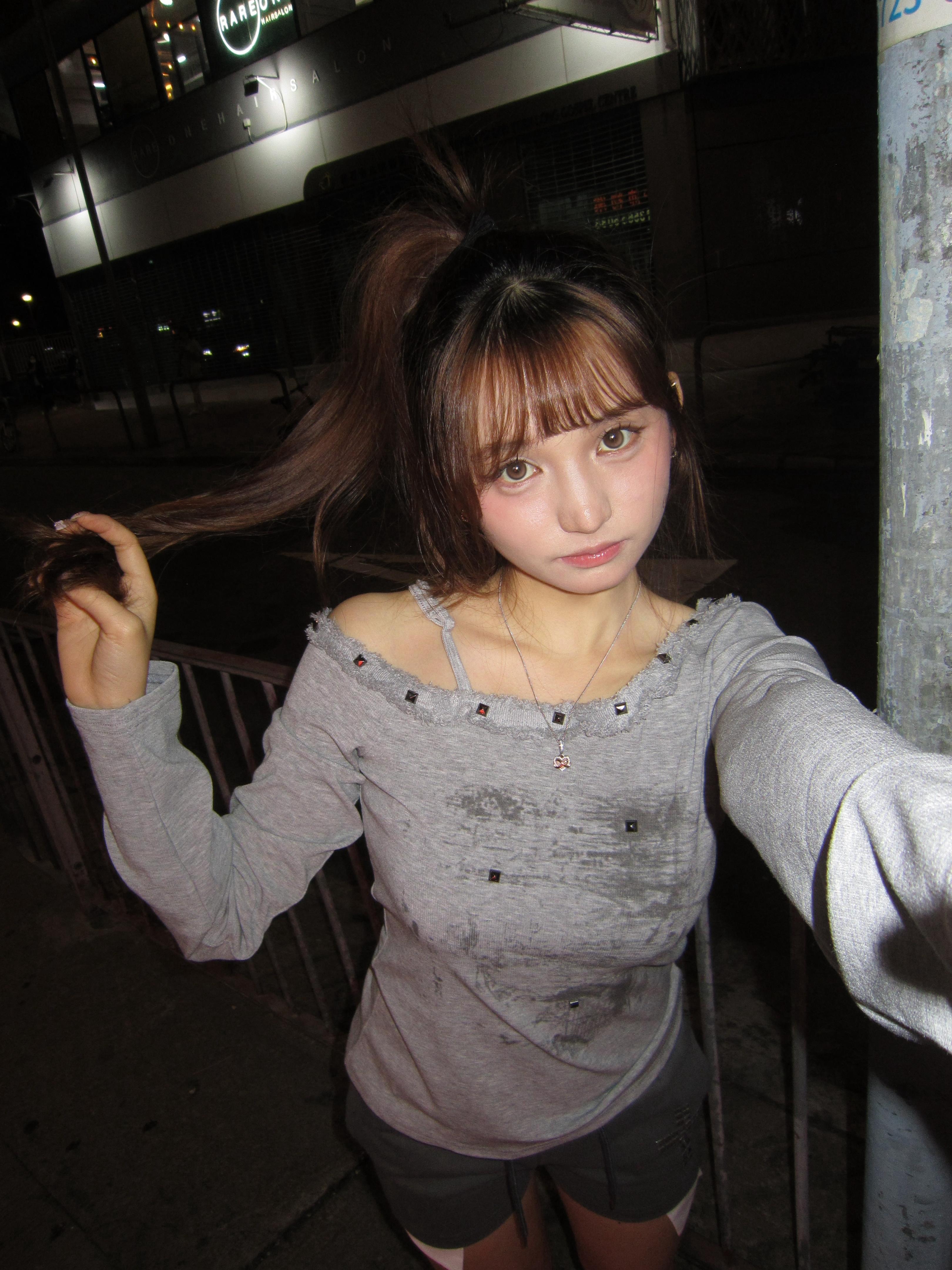 韓國單肩窩釘塗鴉top