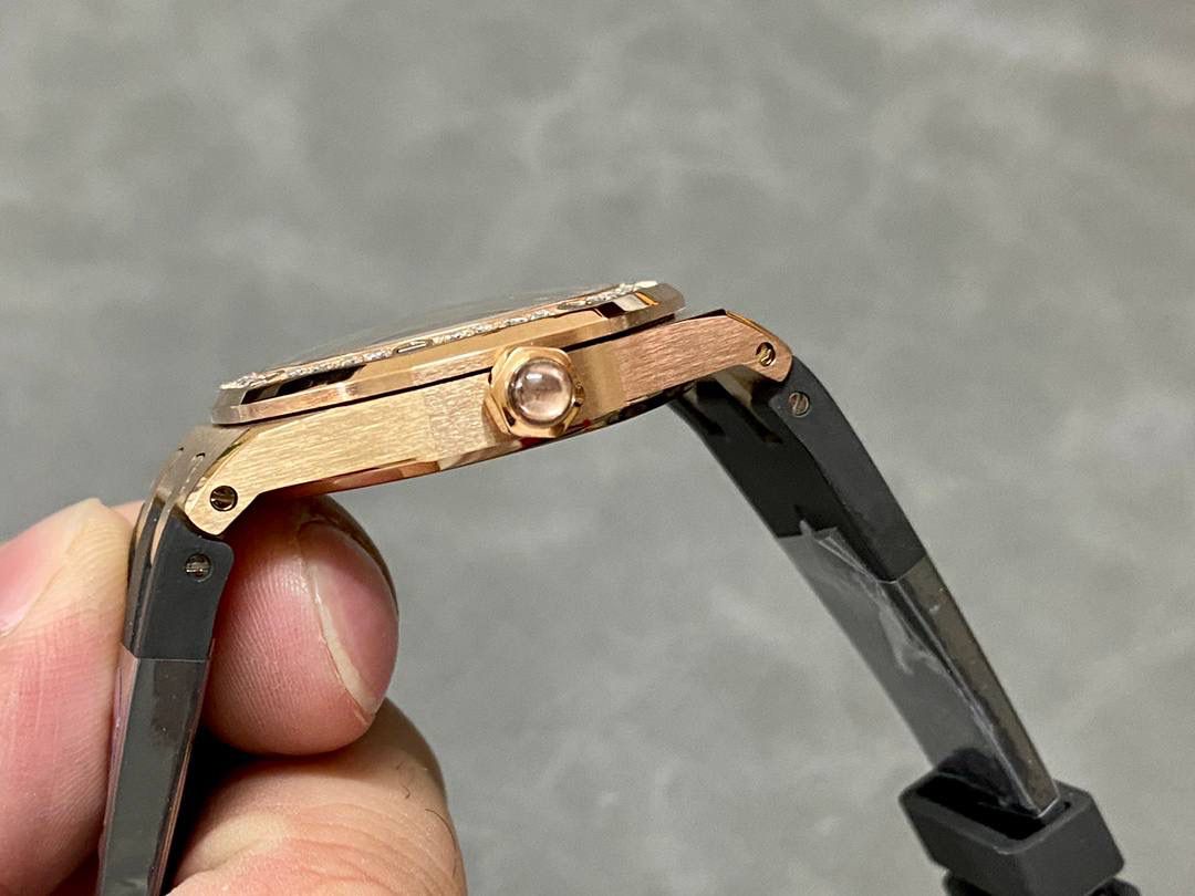 爱彼67601 尺寸33mm 全网女神看过来😍😍这款爱彼女表才是最具有性价比的… 爱彼皇家橡树系列型号67601石英腕表，皇家橡树系列独有的八角形外观还拥有爱彼独特的设计风格也将女士优雅风格融入其中，深受女明星们的爱戴，表带澳洲湾鳄鱼皮，即使只有33毫米的小尺寸，也将爱彼独有的纯净美感与刚毅线条展现的淋漓尽致💝💖💘而镶满钻石的表圈也为佩戴的女士增添了更多的柔美。（32颗明亮式切割美钻）巴蒂镶嵌一枚半透明凸面蓝宝石，搭载瑞士进口石英机芯，拥有实用的日历显示功能，女士们佩戴起来不会显得沉重 ！