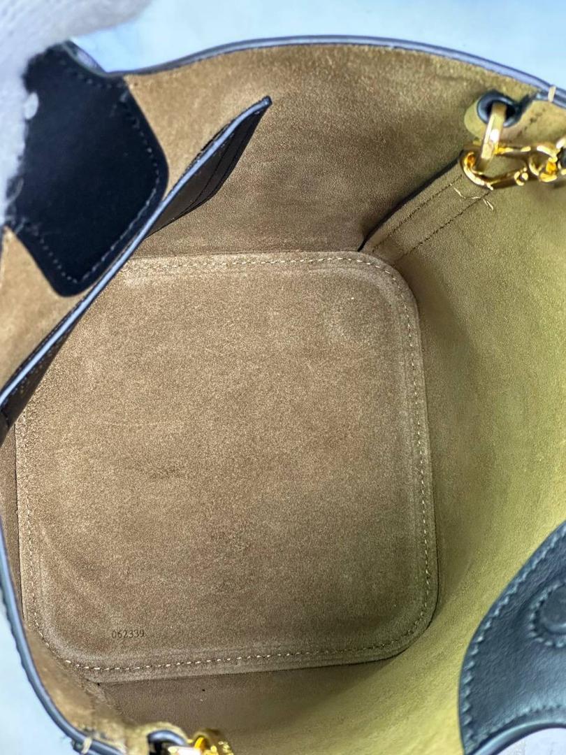 ♥️𝙈𝙞𝙣𝙞 𝙋𝙚𝙗𝙗𝙡𝙚 𝘽𝙪𝙘𝙠𝙚𝙩 ——【黑色平纹】 尺寸：𝟏𝟔-𝟏𝟔-𝟗.𝟓𝐜𝐦 编码：062339 【配全套礼盒】 🎈标志性Anagram鹅卵石点缀，配以纯粹简约线条以及瞩目设计风格，诠释全新𝙋𝙚𝙗𝙗𝙡𝙚手袋👜 🎈自带一根🉑拆卸🉑调节的肩带，一包多背，多样化风格，秀场大放异彩😀内里容量超大，日常实用性强👌 🎈配全套专柜礼盒🎁，给你满满的仪式感👀