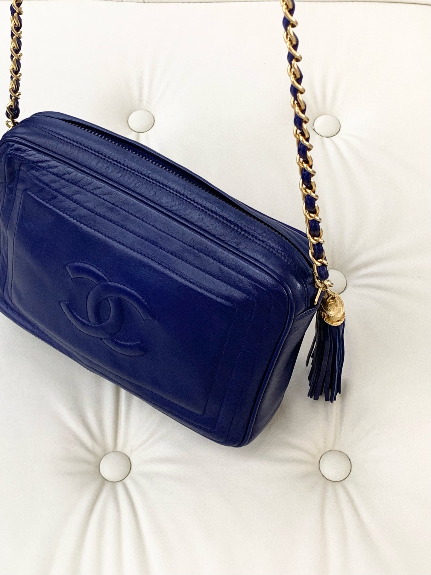 【預訂貨品】Chanel深藍色羊皮流蘇金扣相機包