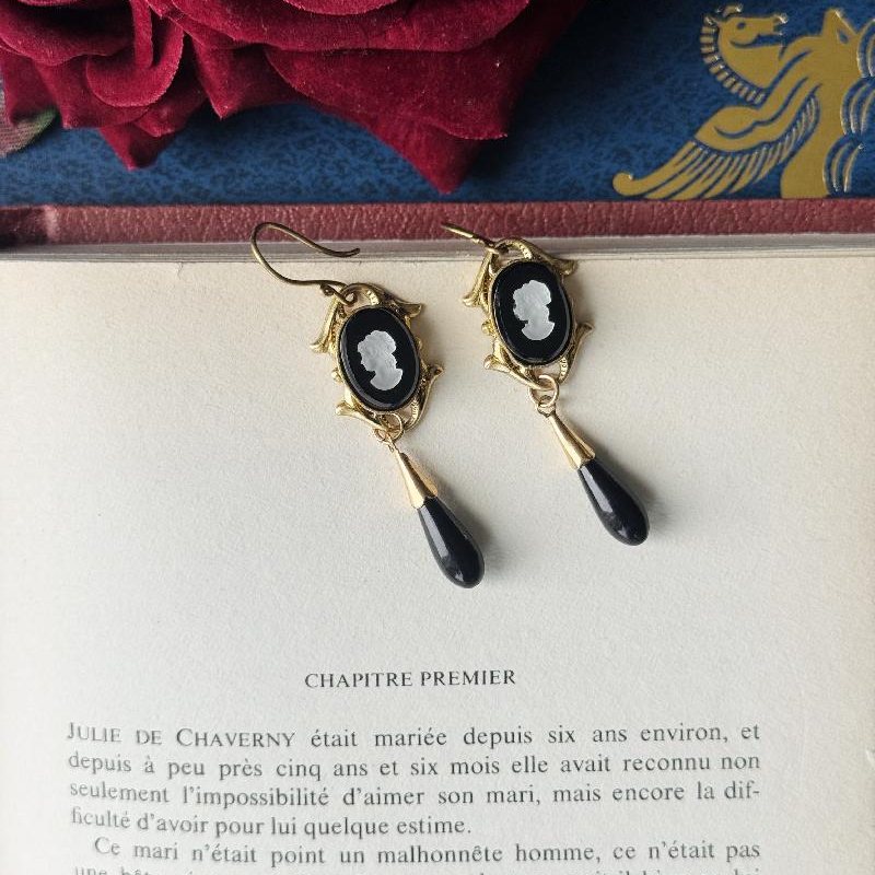Vintage Recomposed Czechoslovakian Black Glass Cameo Hook Dangle Earrings (MT2279)