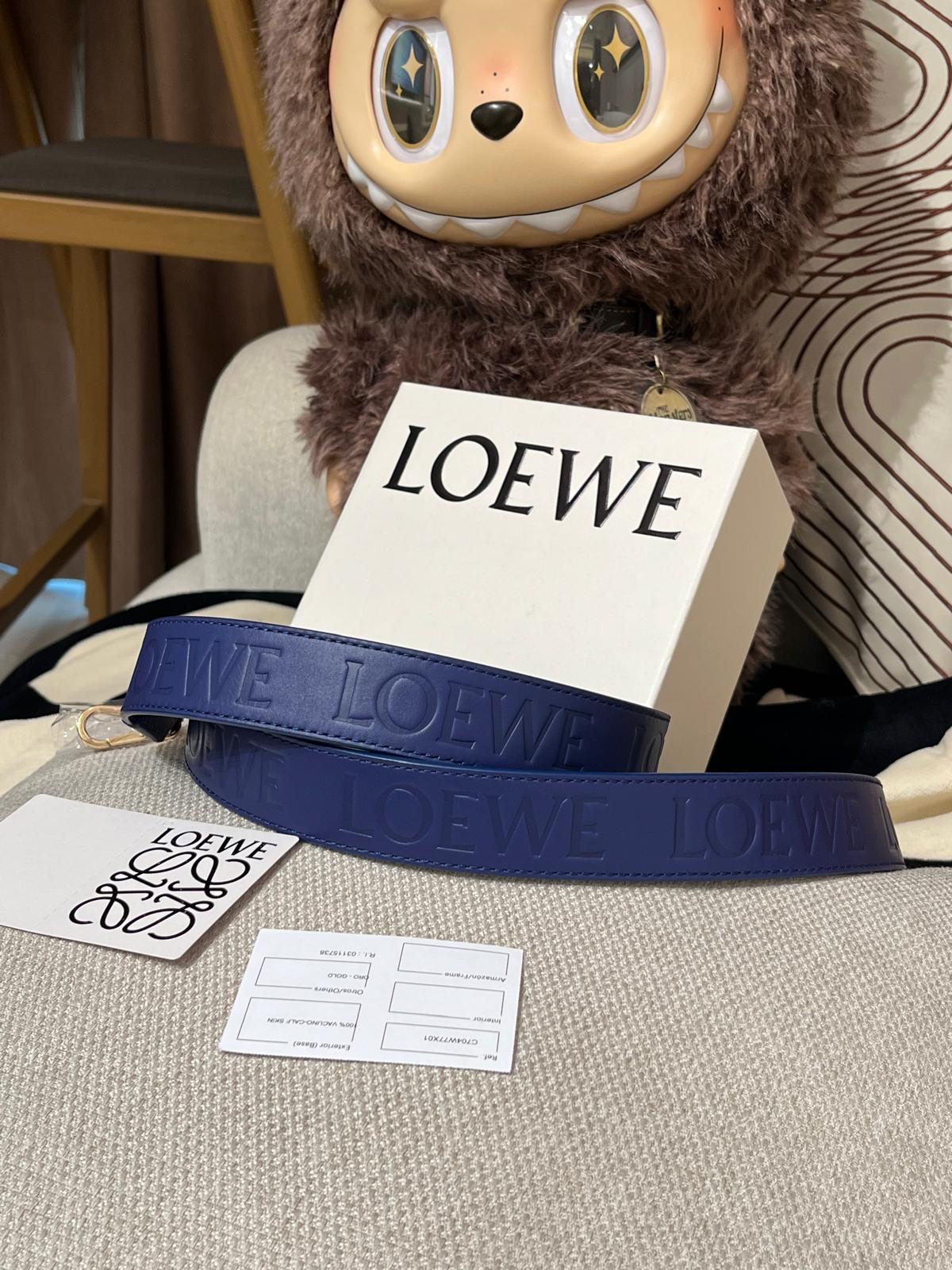 未使用品 Loewe leather strap 牛皮金扣 100%Authentic,全新未使用品  ✅tap booklet ✅Dust bag ✅box 