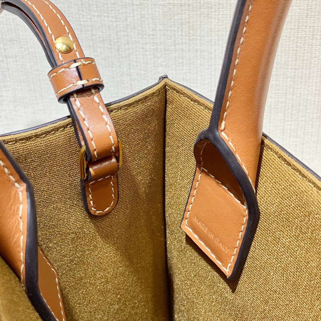 🔥大货实拍图 𝗖𝗘𝗟𝗜𝗡𝗘 ♥ 𝗧𝗥𝗜𝗢𝗠𝗣𝗛𝗘 𝗖𝗔𝗕𝗔𝗦 𝗧𝗢𝗧𝗘 𝙘𝙚𝙡𝙞𝙣𝙚的爱心𝙡𝙤𝙜𝙤也太会了吧！直接俘虏我！实在是太会抢钱了！托特包的天花板🥇 型号：194372 尺寸：17*21*4cm