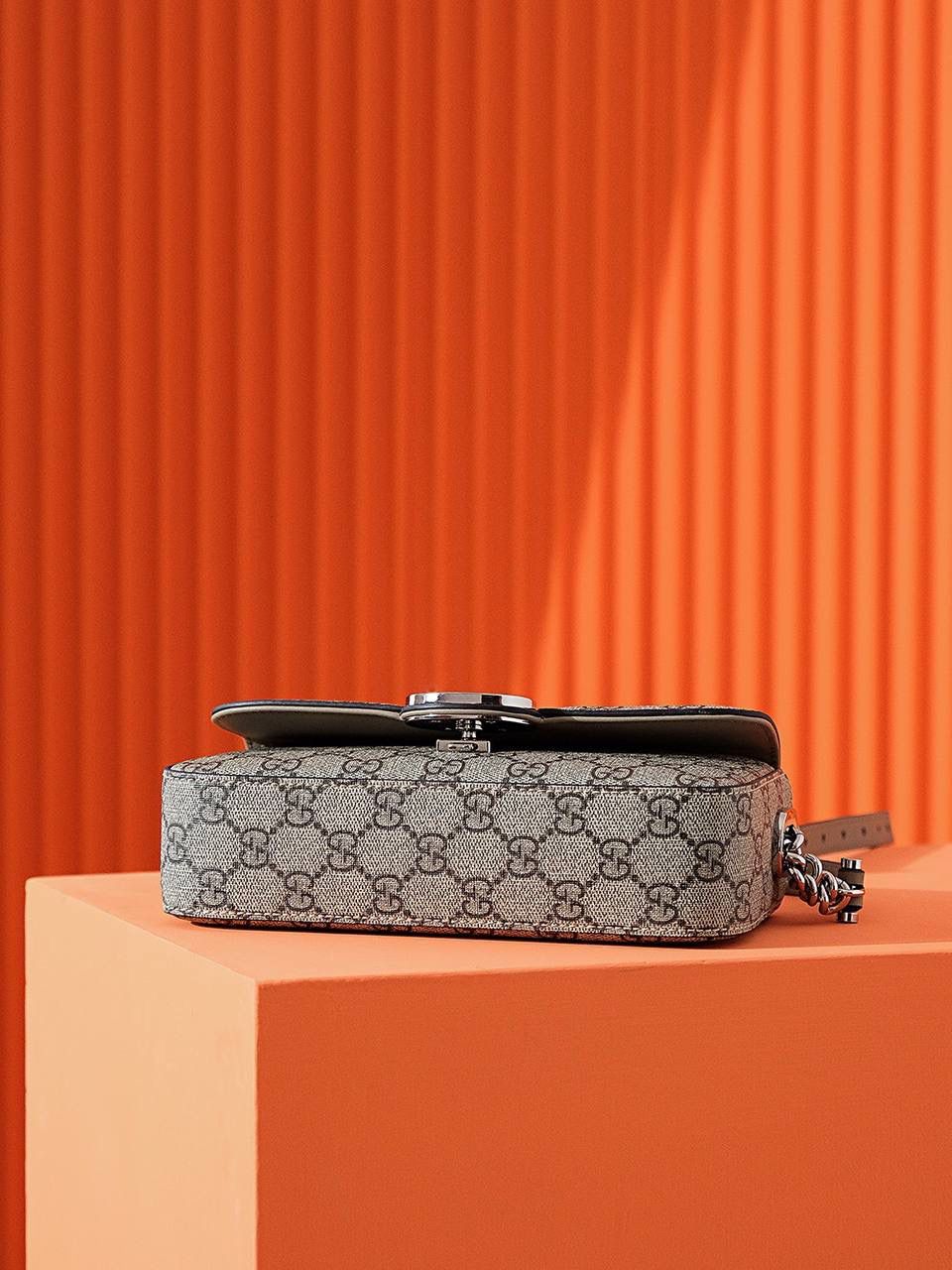 𝐏𝐄𝐓𝐈𝐓𝐄 𝐆𝐆系列# 739722# YY#😍😍 ❐ 尺寸：21*10*5𝐜𝐦 ❐ 𝐆𝐮𝐜𝐜𝐢 𝐏𝐞𝐭𝐢𝐭𝐞系列呈现出极筒主义的美 ！ 复古的设计 简约的线条感以及精致的双G锁扣，让整体的包包散发出了落落大方的气息！ 任何场合、任何风格的搭配它都能给你体现出不同的感觉！ 多种背法，容纳量也是非常🉑！ 日常搭配打理最佳选择，必入款！