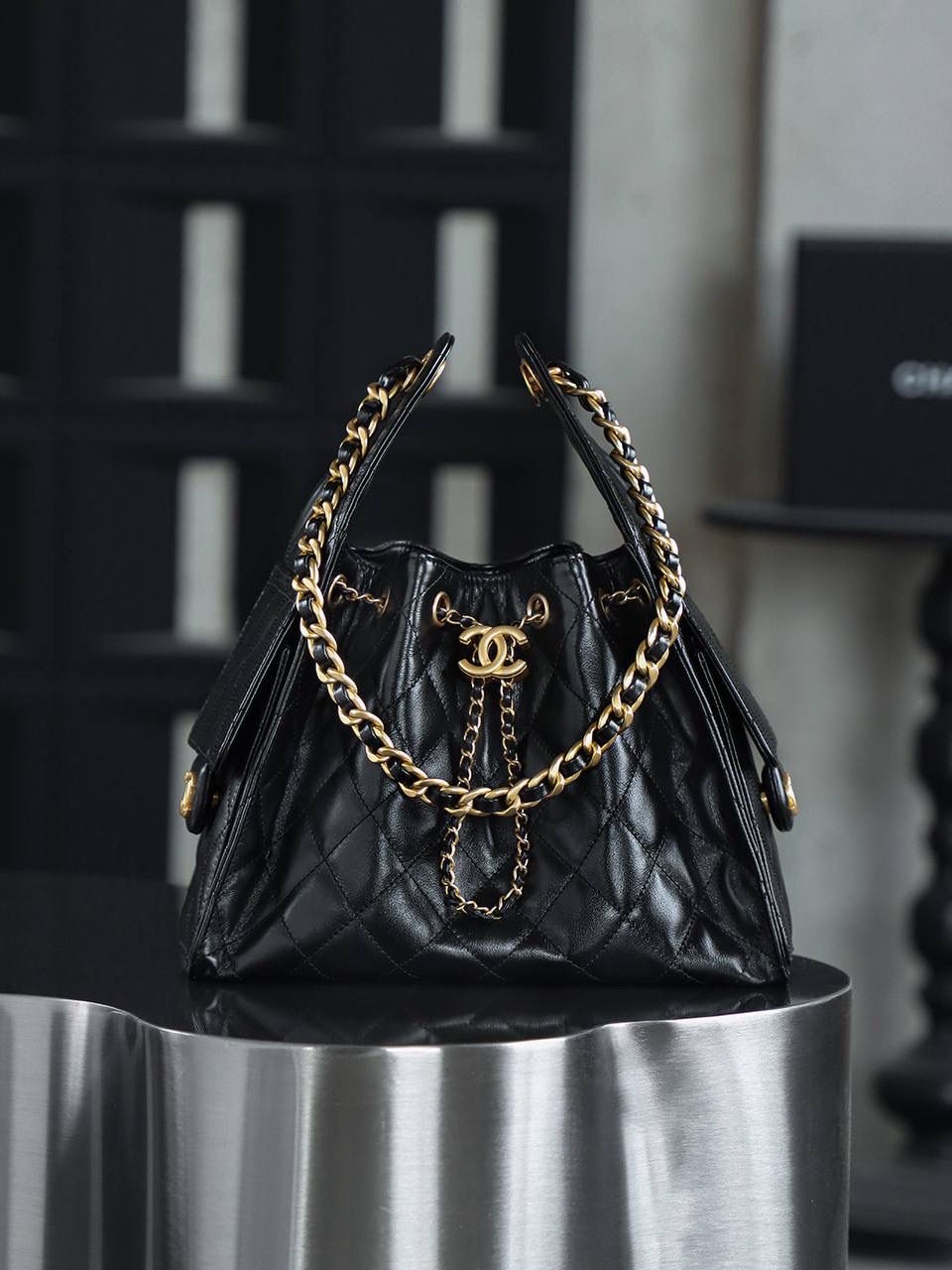 25BAG油蠟牛皮 小號鑒定版👜 一包一碼 支持全球鑒定查驗身份證原廠專G 蒙塔貝拉皮料過關清單資料可査詢 油臘牛皮更有慵懶鬆弛的調性！ 25BAG的設計源於對自由與不羈精神的鬆弛感，融入當下流行的嬉皮風格，賦予包包自由、不羈的氣質！一經問世，便稱為本季的包王！ 五金：厚镀24k复古金 皮料：蒙塔貝拉油蠟牛皮 尺寸：30*26*14cm