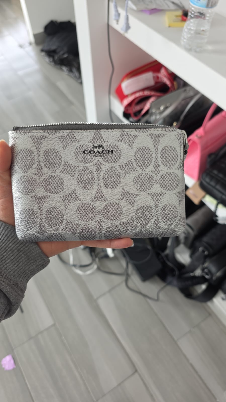 香港現貨-Coach wristlet 銀logo